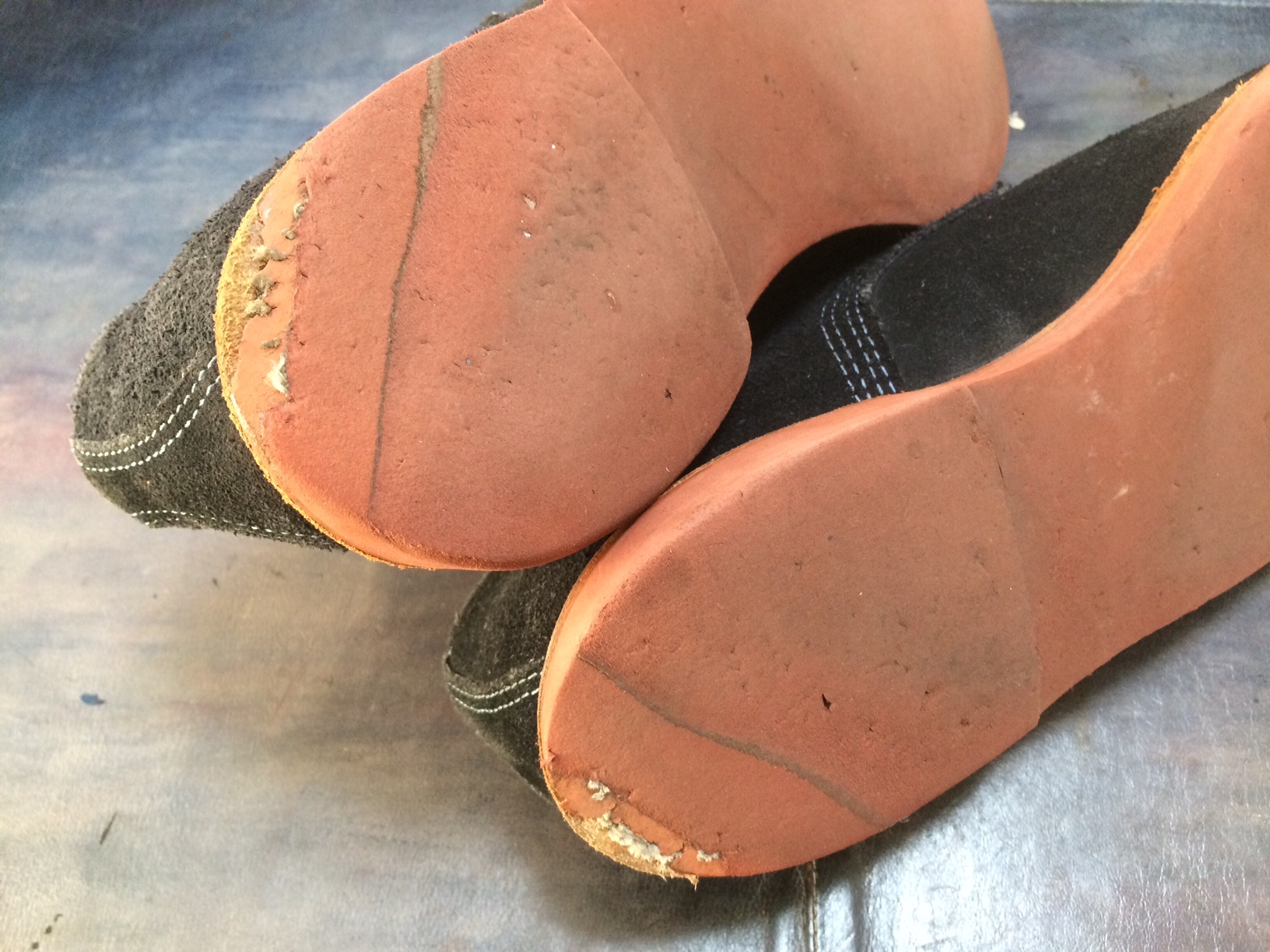 靴修理　レンガ色　スポンジ　オールソール