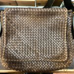 ボッテガ・イントレチャートを美しく保つ|編み込みの隙間の汚れを浄化し、ラムスキンの「官能的な柔らかさ」を呼び覚ます至高のケア