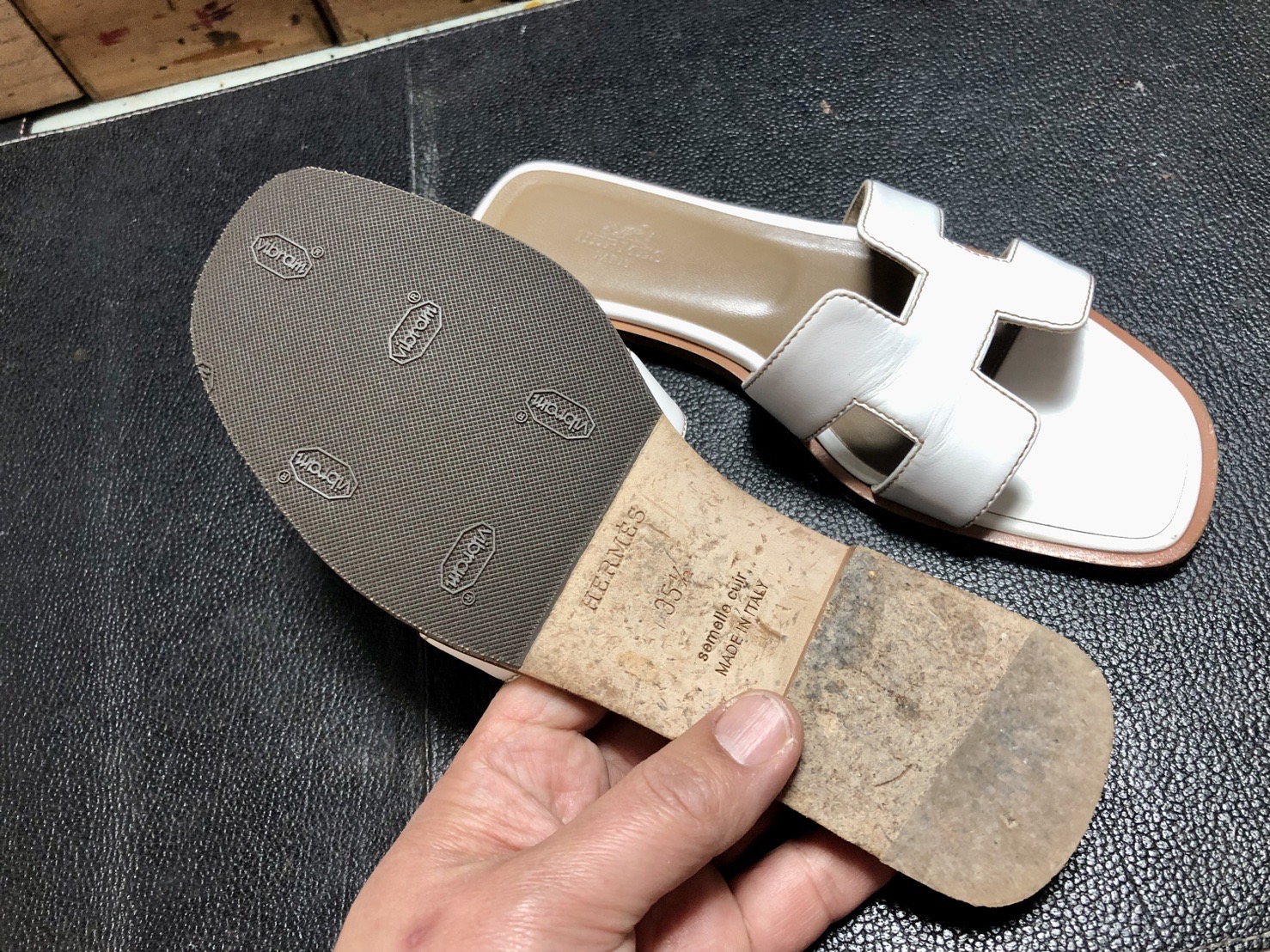 エルメス サンダル オラン 裏貼り お手入れ 中敷き 汚れ落し | 靴磨き