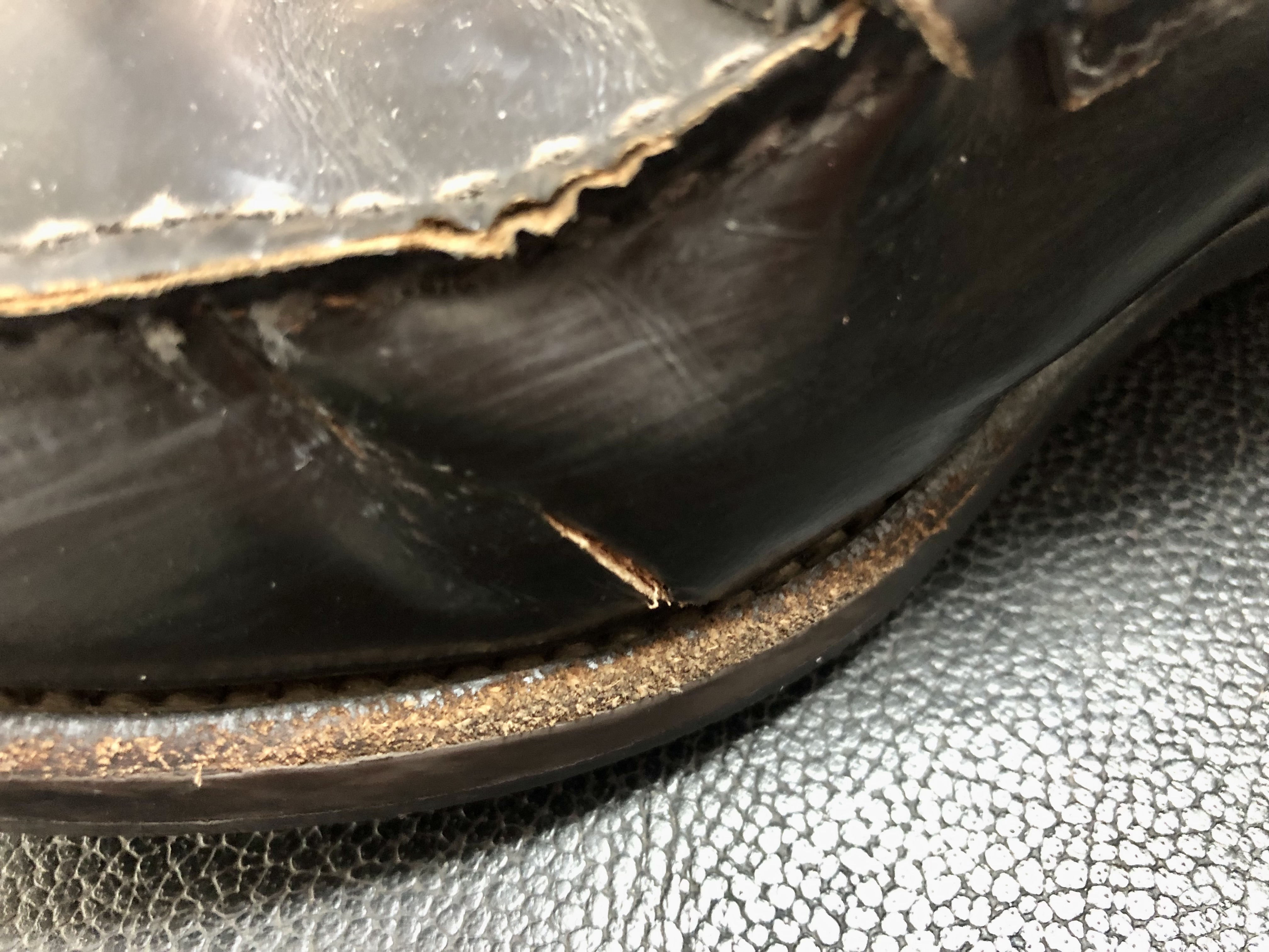 革靴　ひび割れ修理　リーガル
