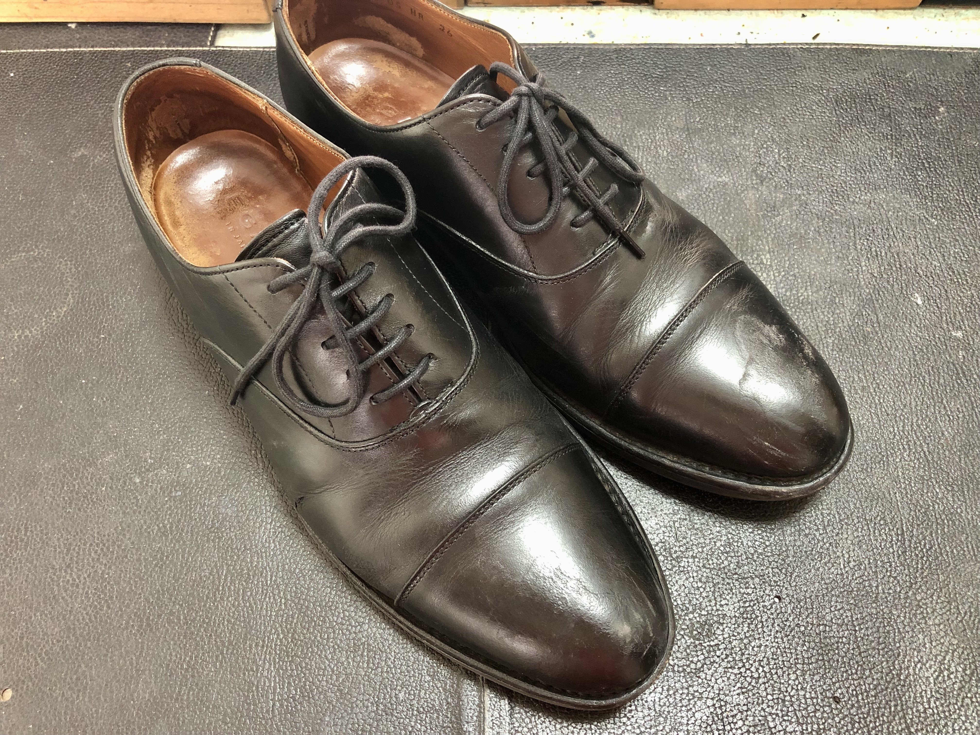 丸洗いクリーニング前の革靴