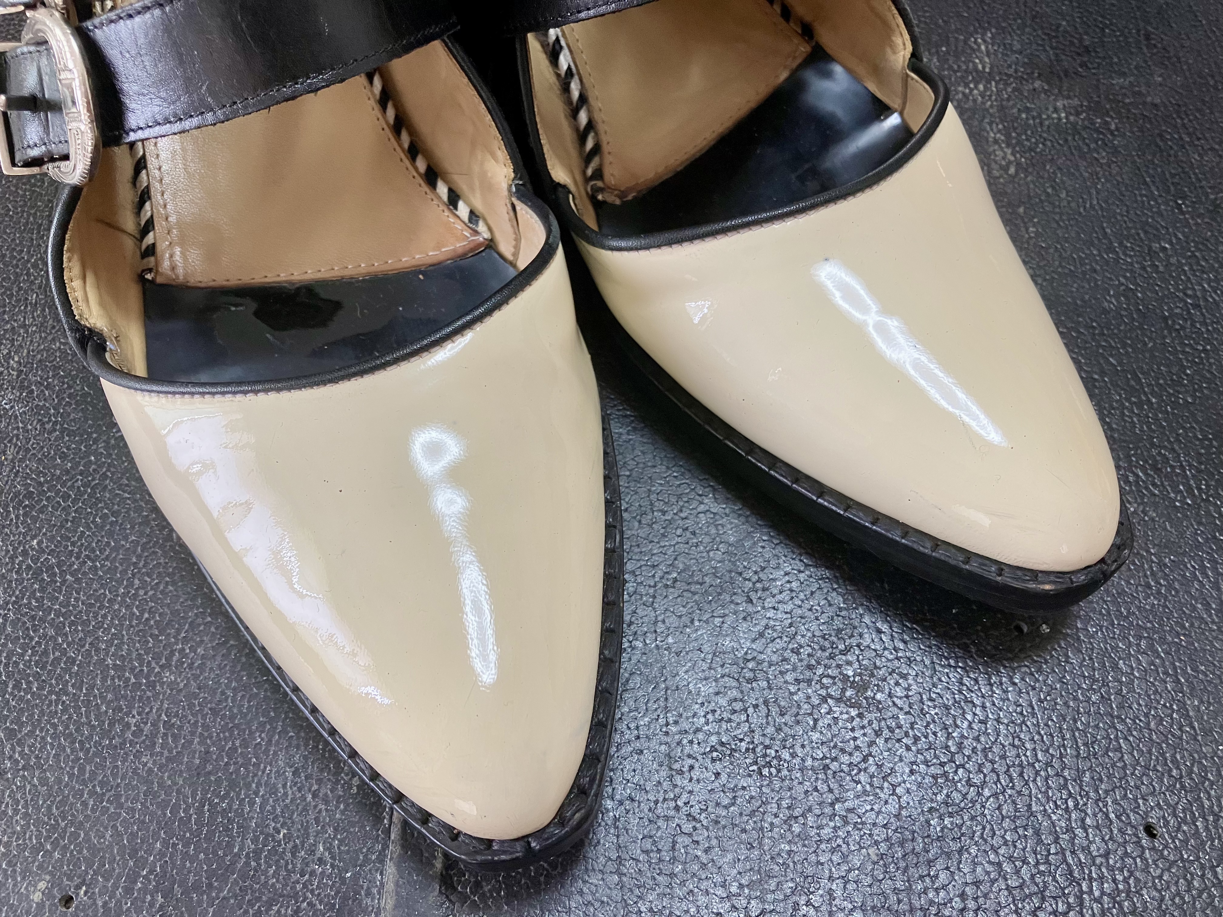 パテントレザー 変色 染め替え