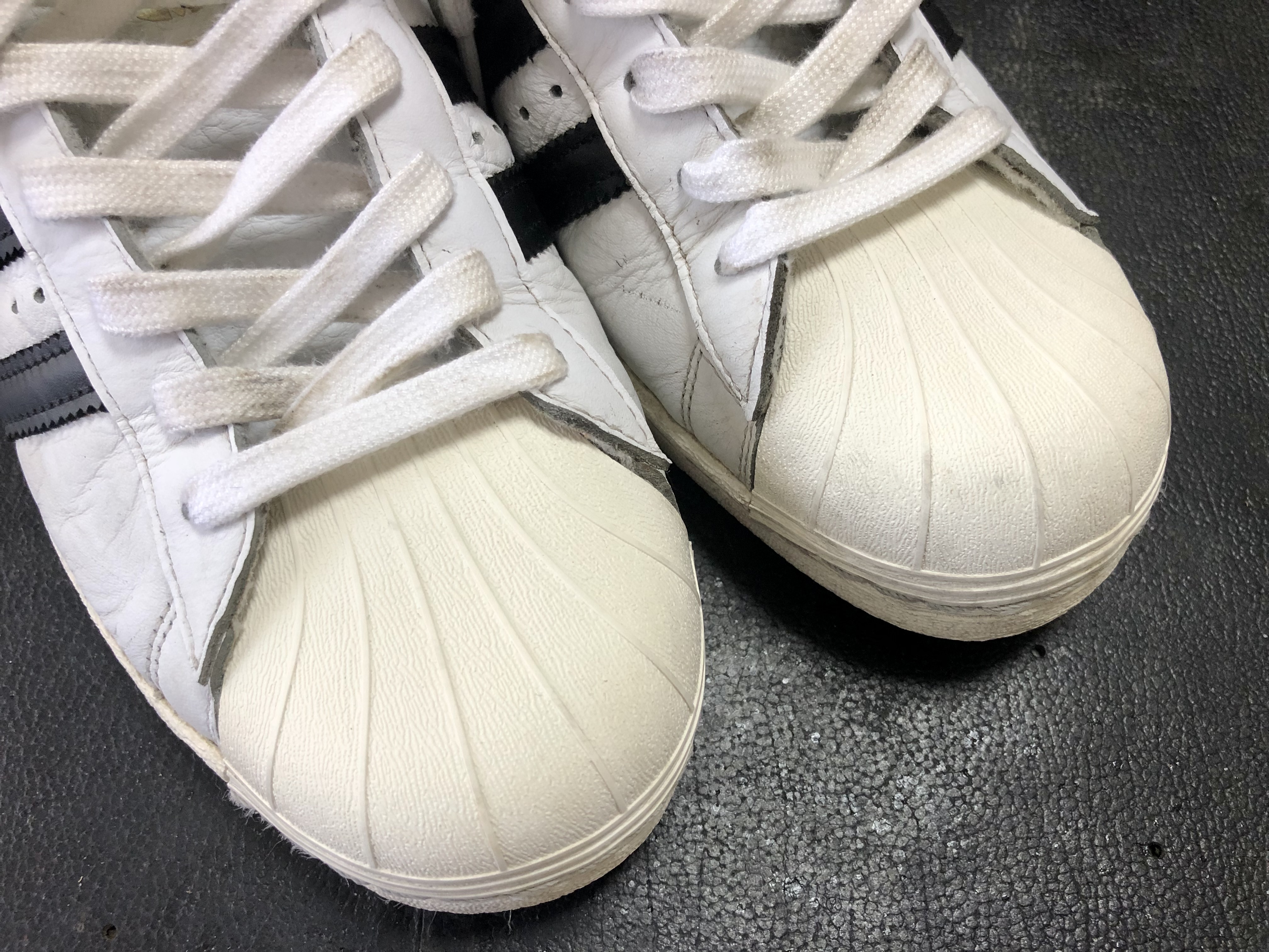 スニーカー　黄ばみ落とし　クリーニング