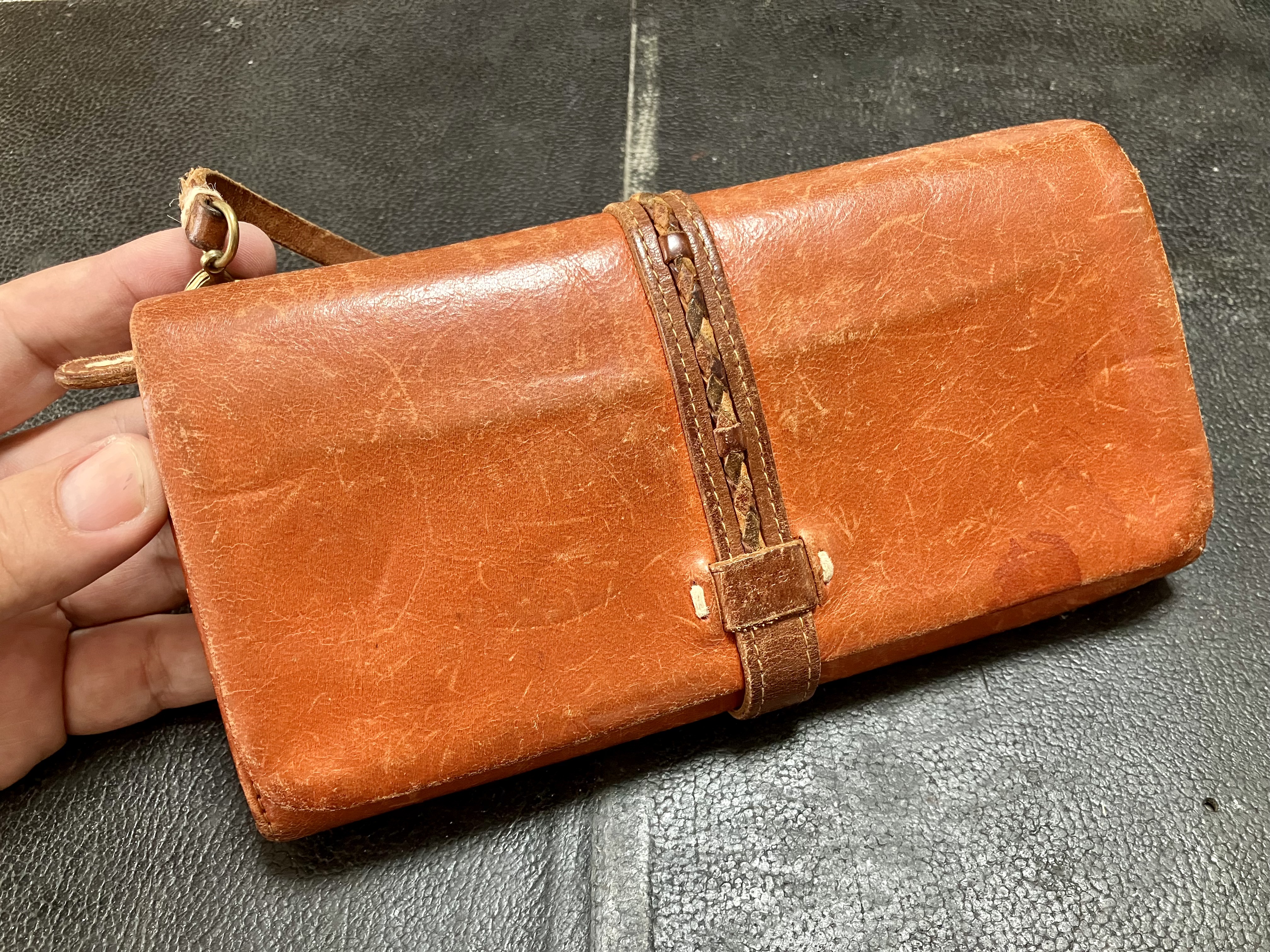革財布　お手入れ　キズ隠し