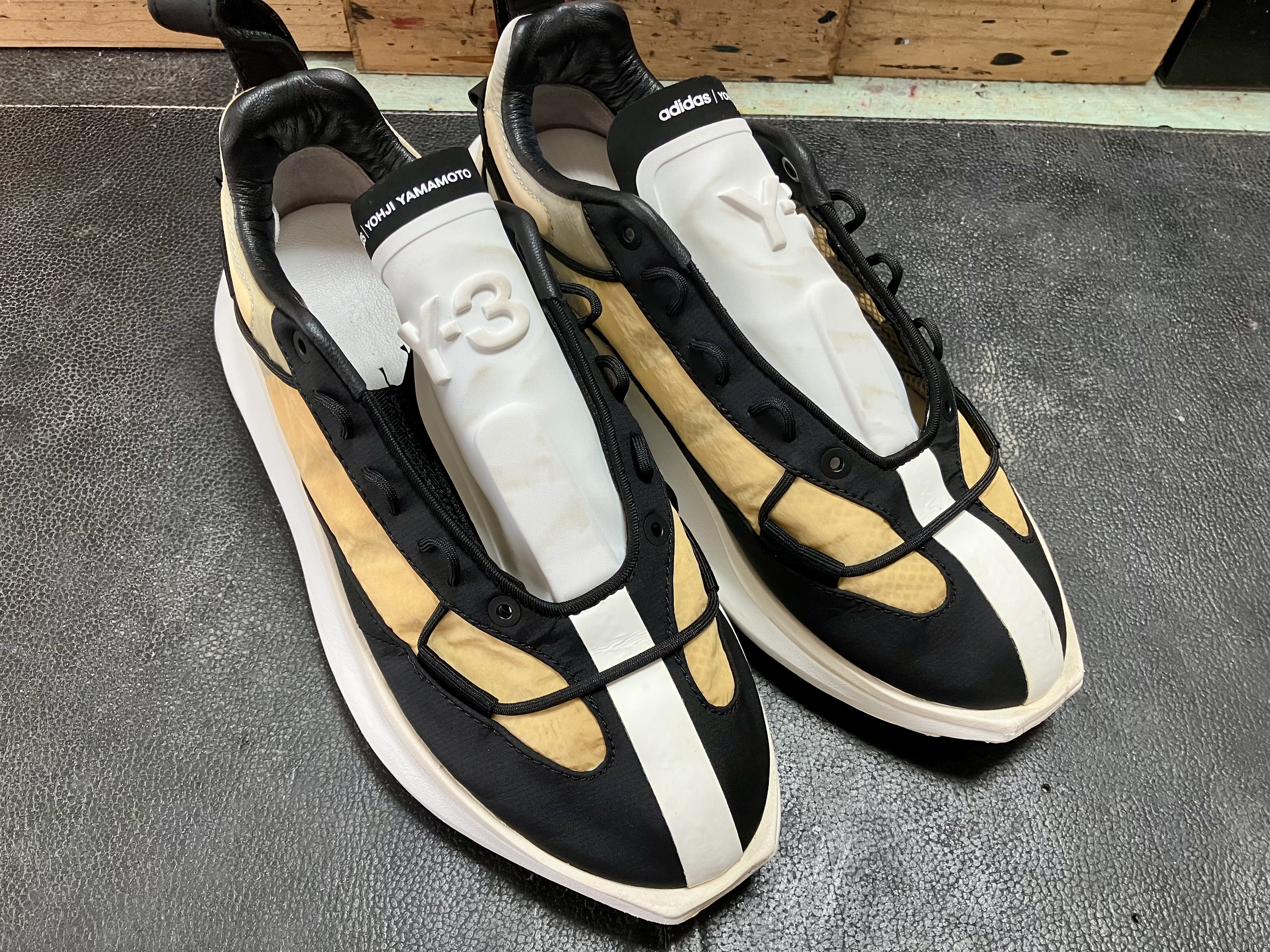 スニーカー 丸洗いクリーニング 黄ばみ落とし