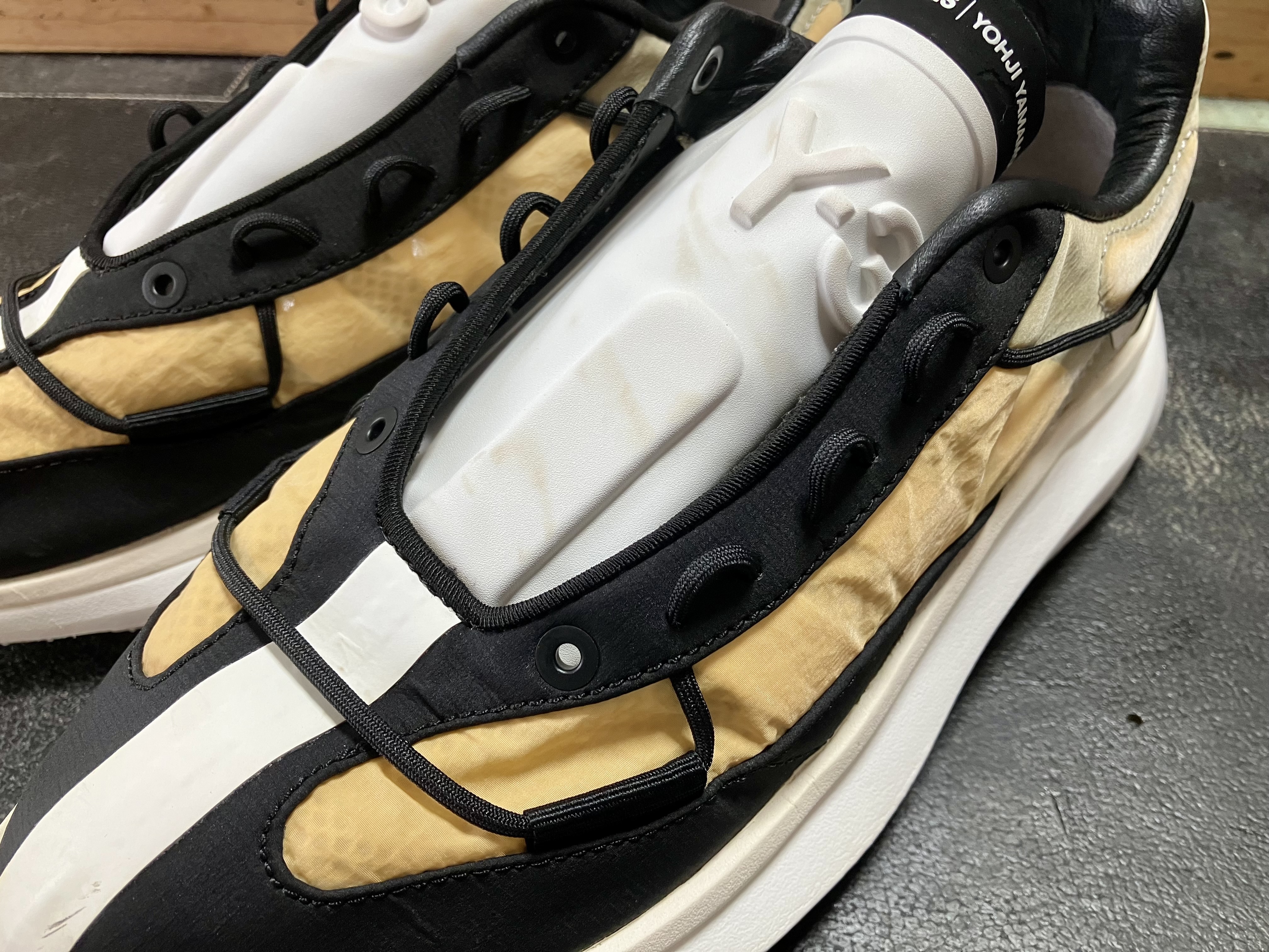 スニーカー 丸洗いクリーニング 黄ばみ取り