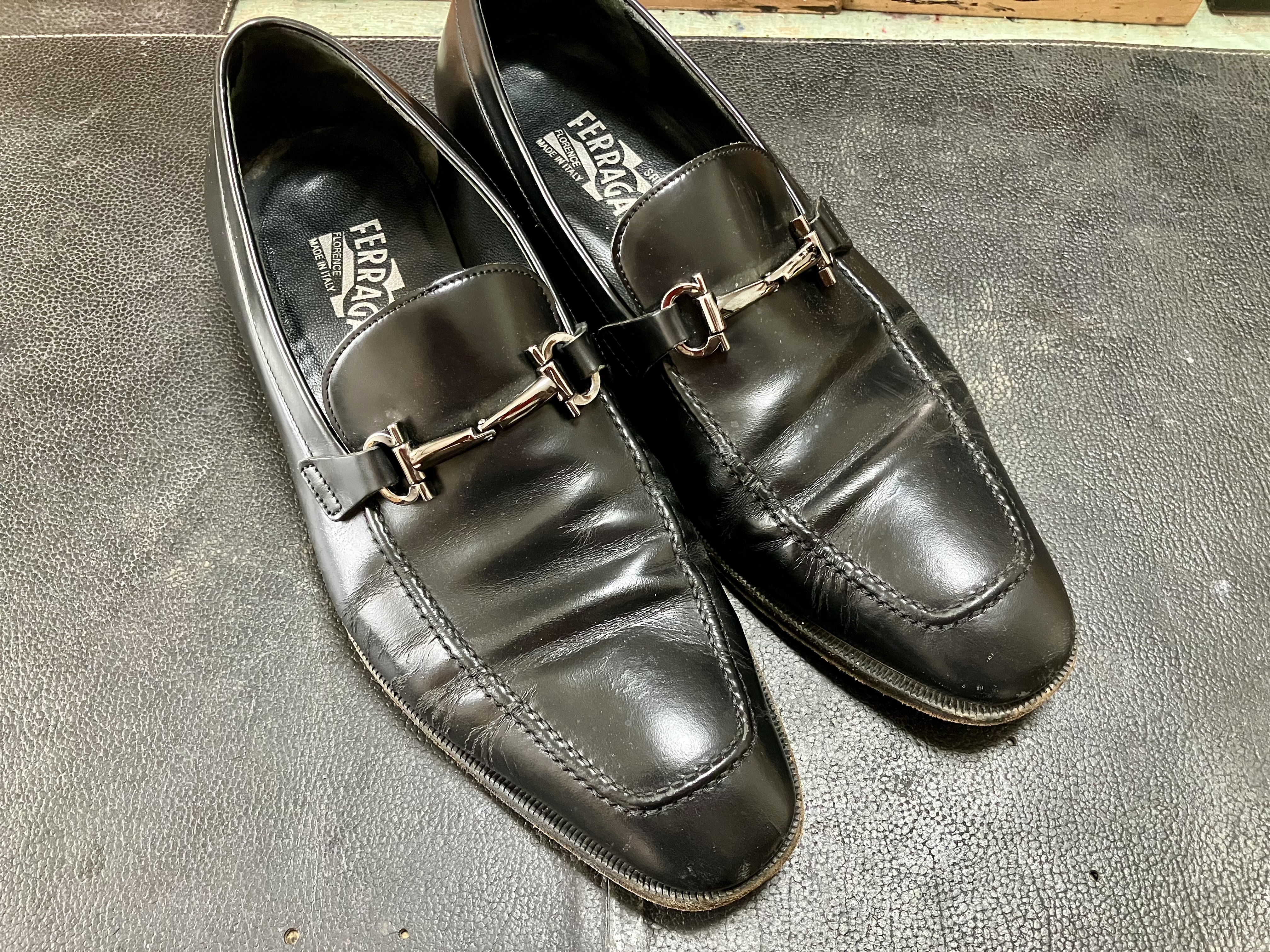 フェラガモ　ローファー　靴磨き