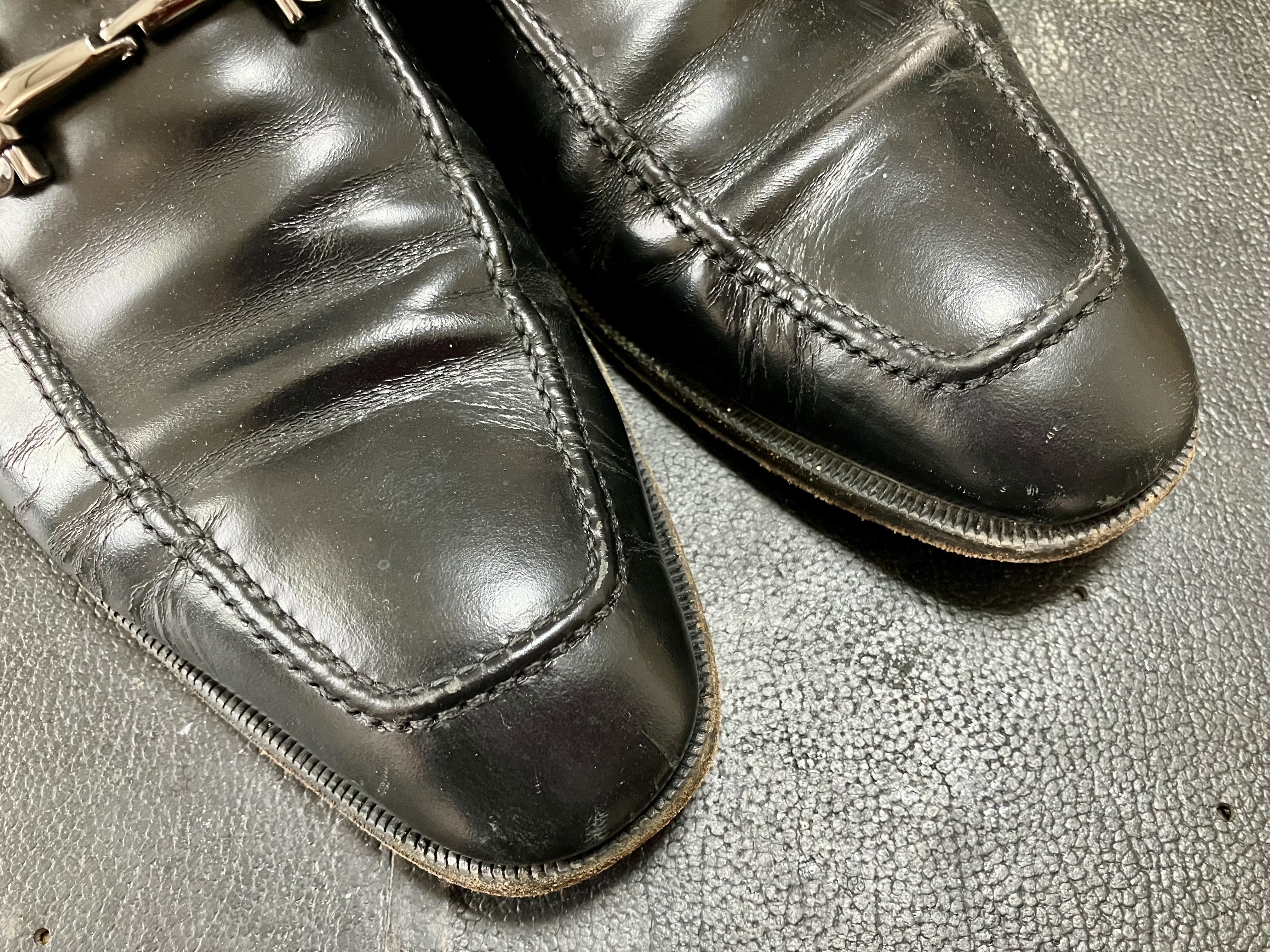 フェラガモ　ローファー　靴磨き