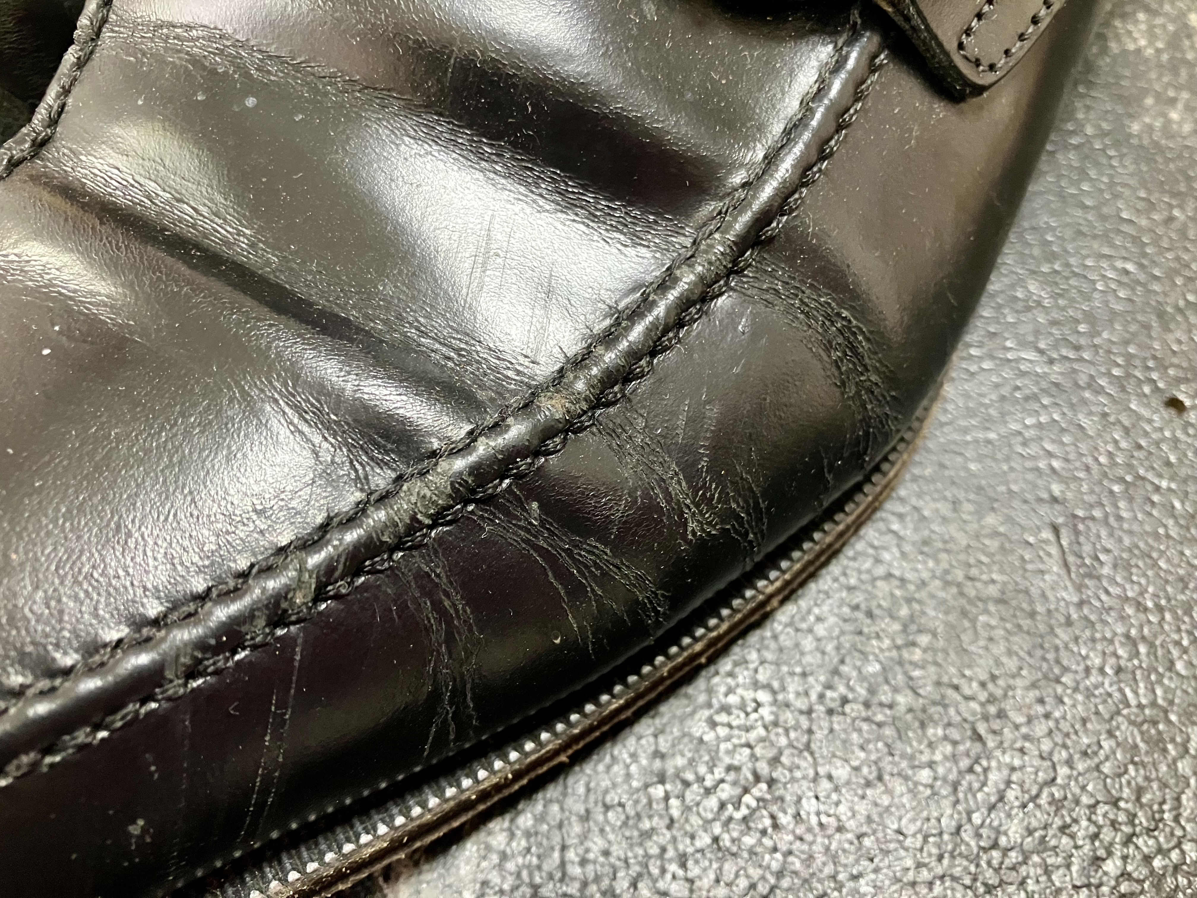 革靴　ひび割れ　クラック