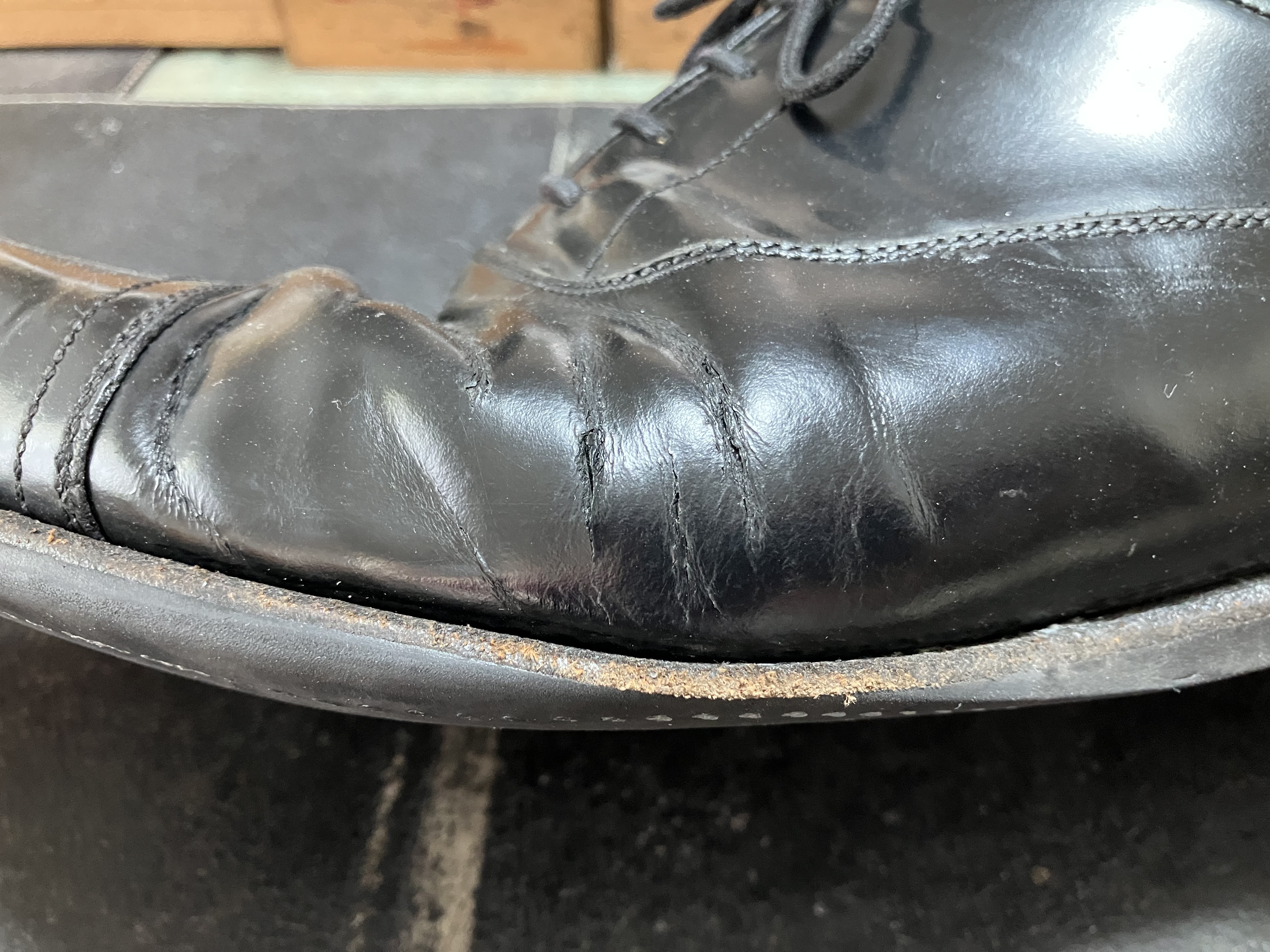 革靴　穴あき修理　革当て