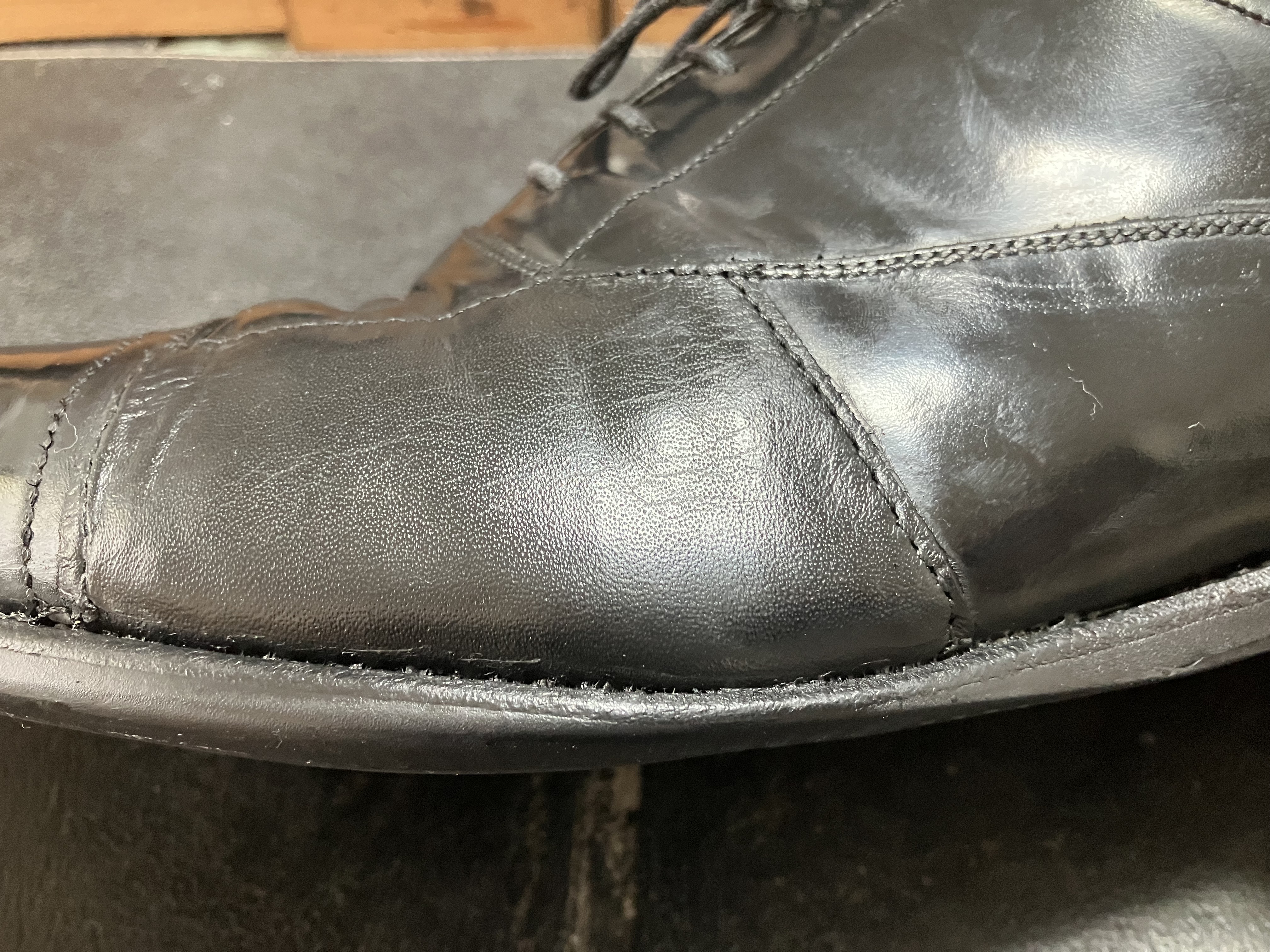 革靴　穴あき修理　革当て