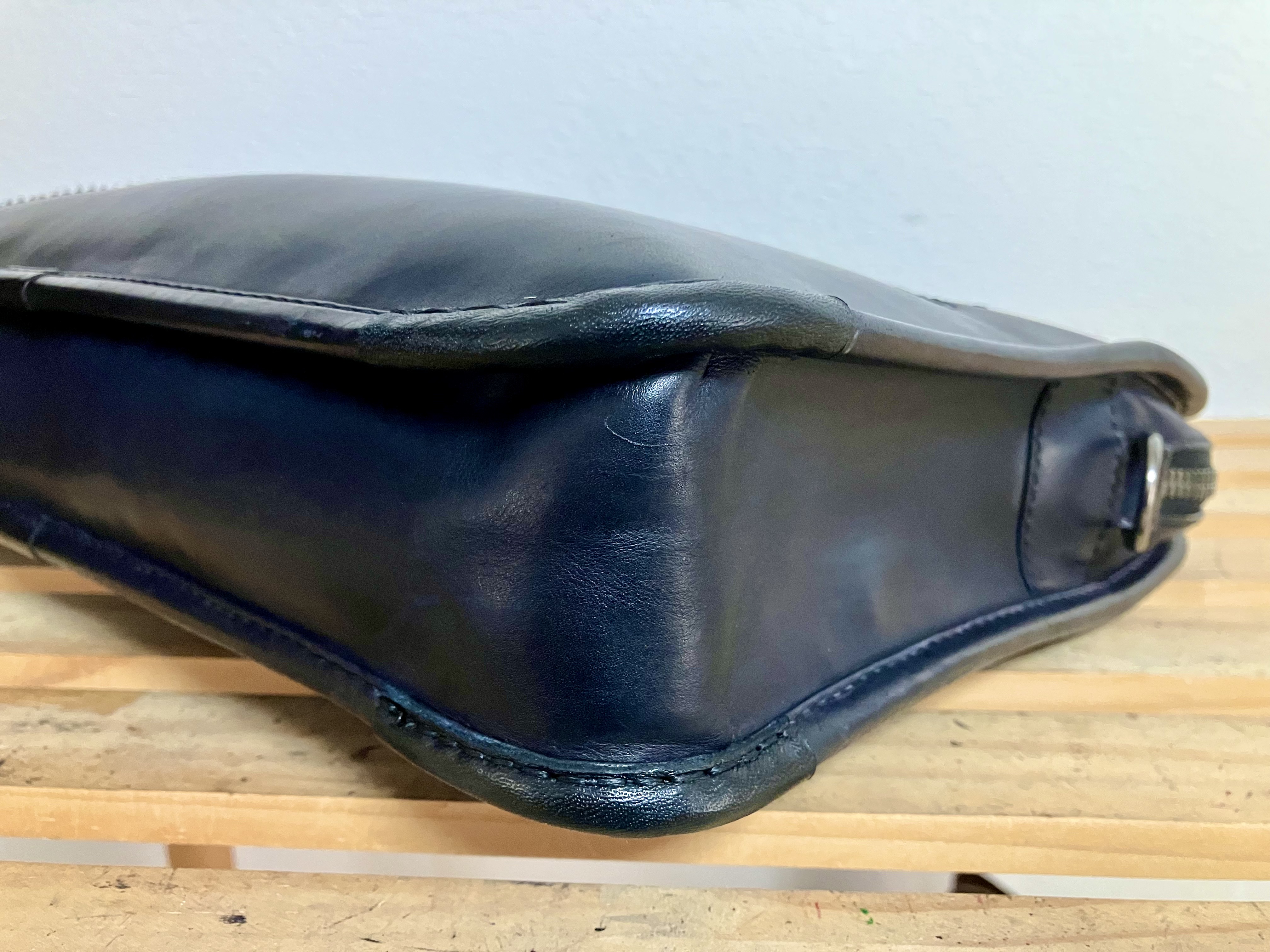 鞄　四つ角　破れ修理