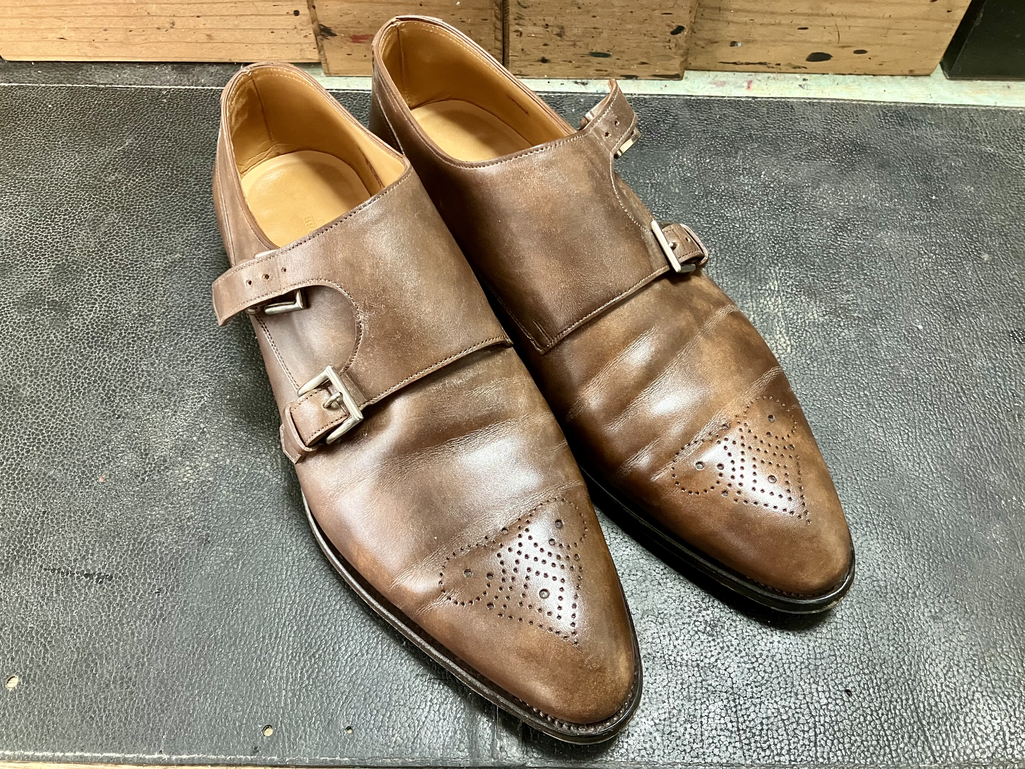 靴磨き　鏡面磨き　ハイシャイン