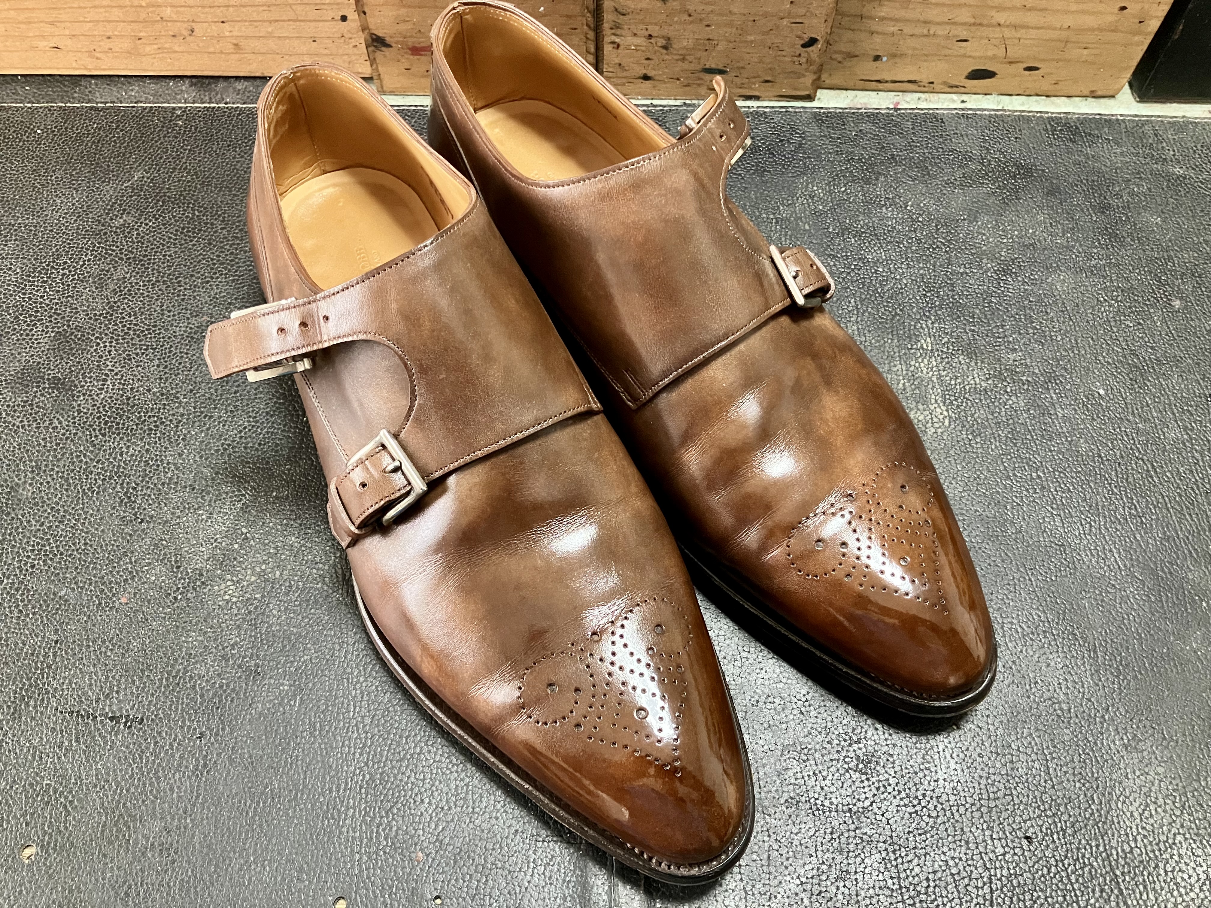 靴磨き　鏡面磨き　ハイシャイン