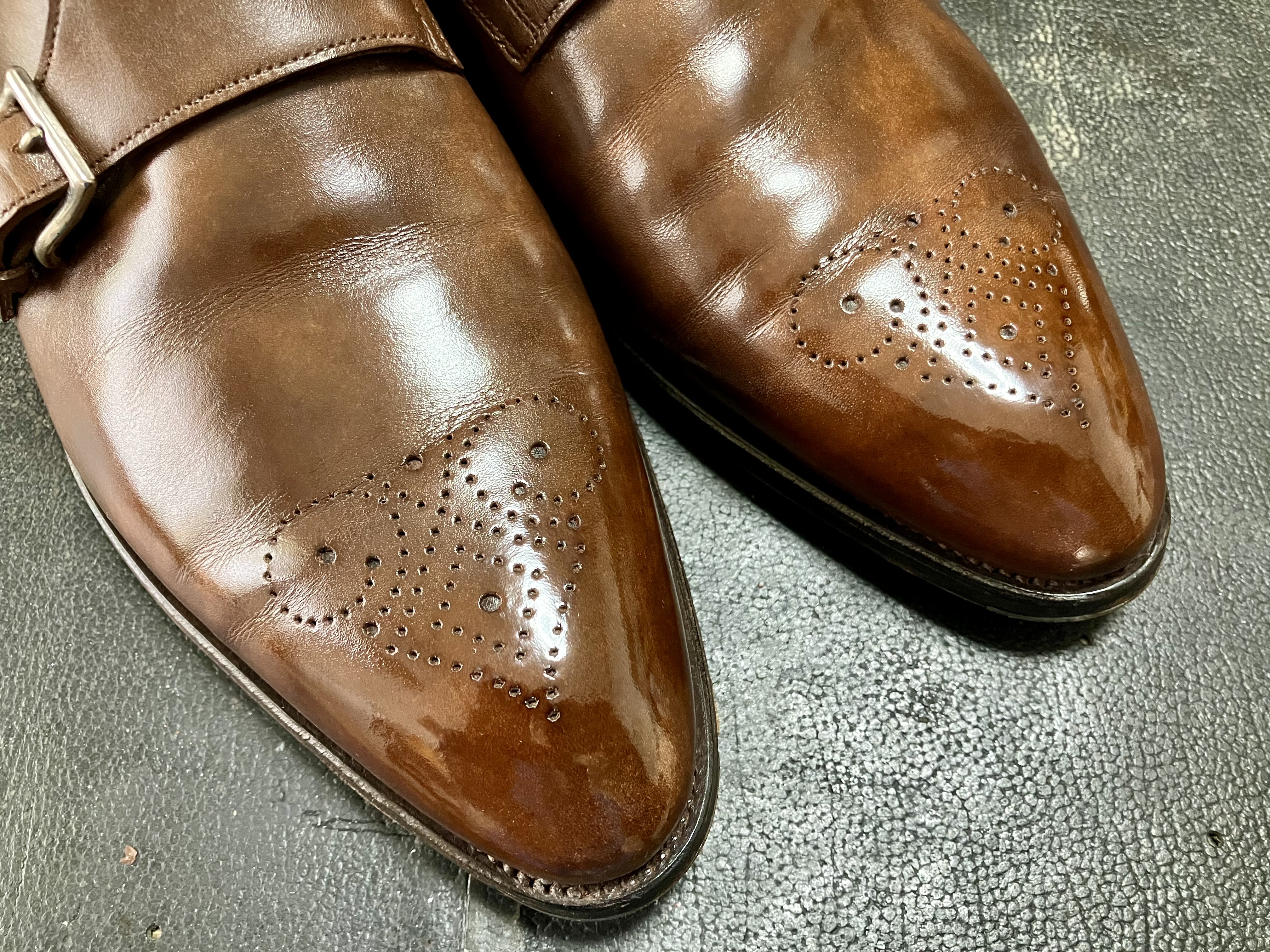 靴磨き　鏡面磨き　ハイシャイン