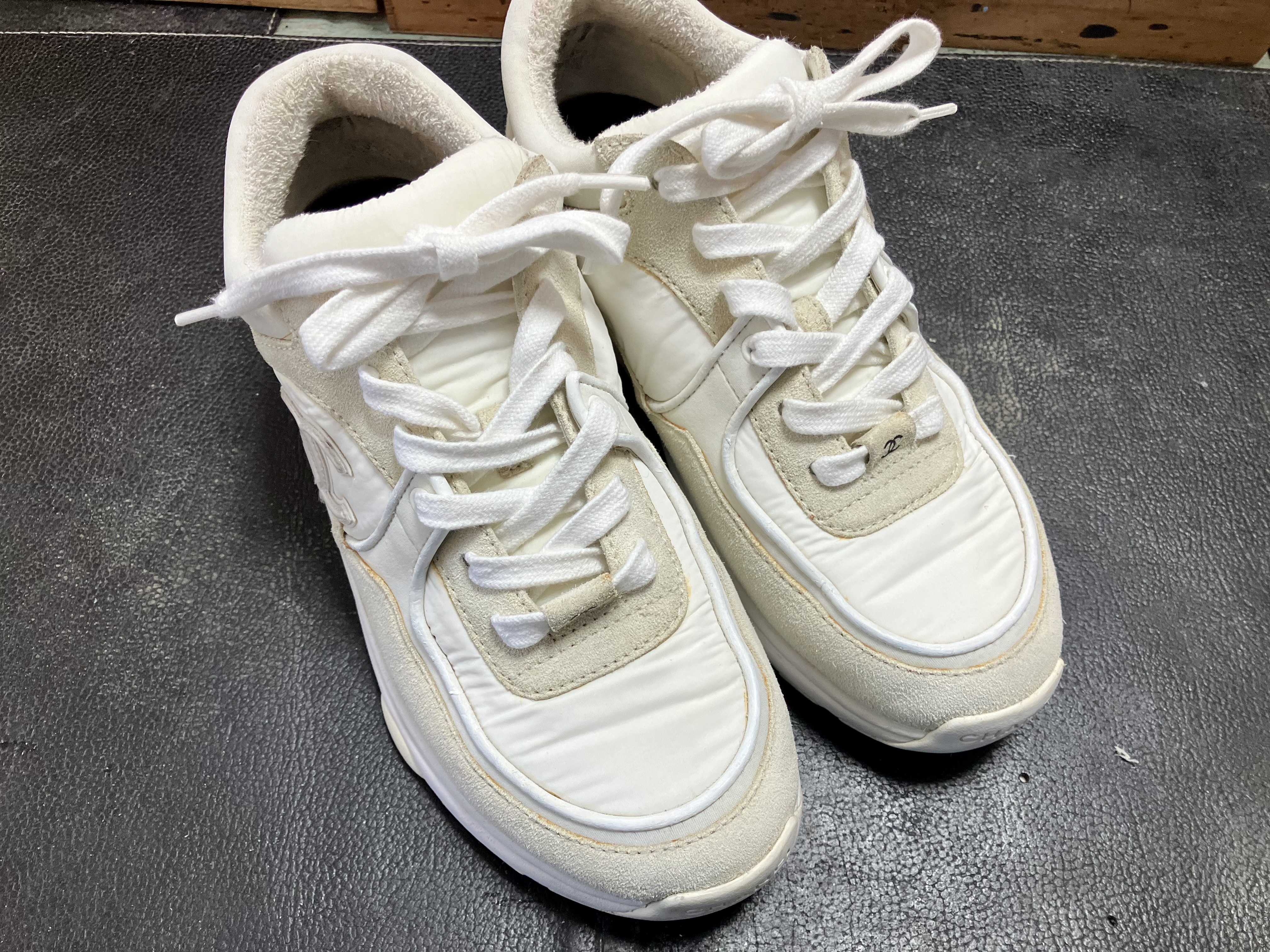 スエードスニーカー　黄ばみ落とし　丸洗いクリーニング