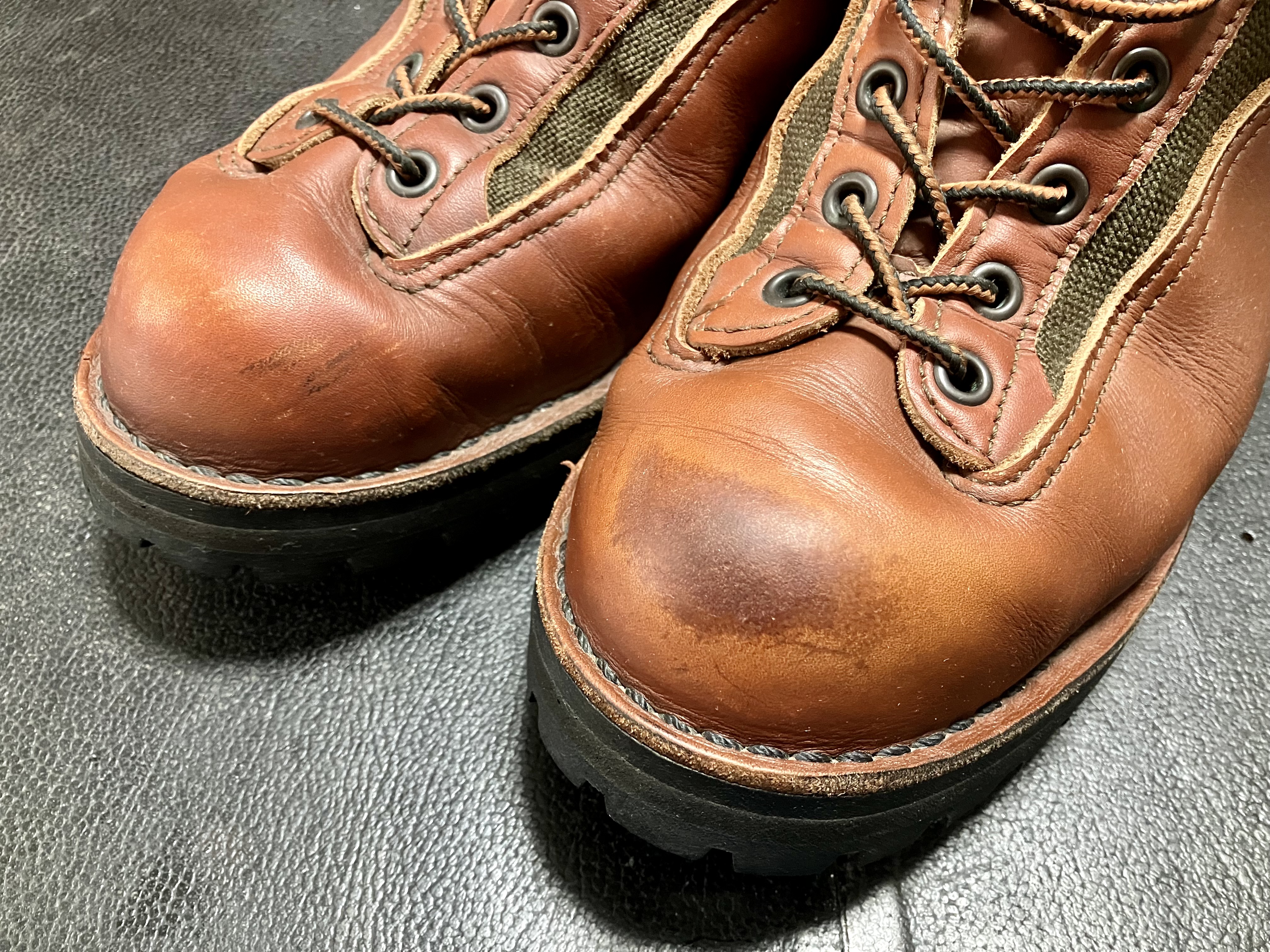 ブーツ　黒ずみ　原因