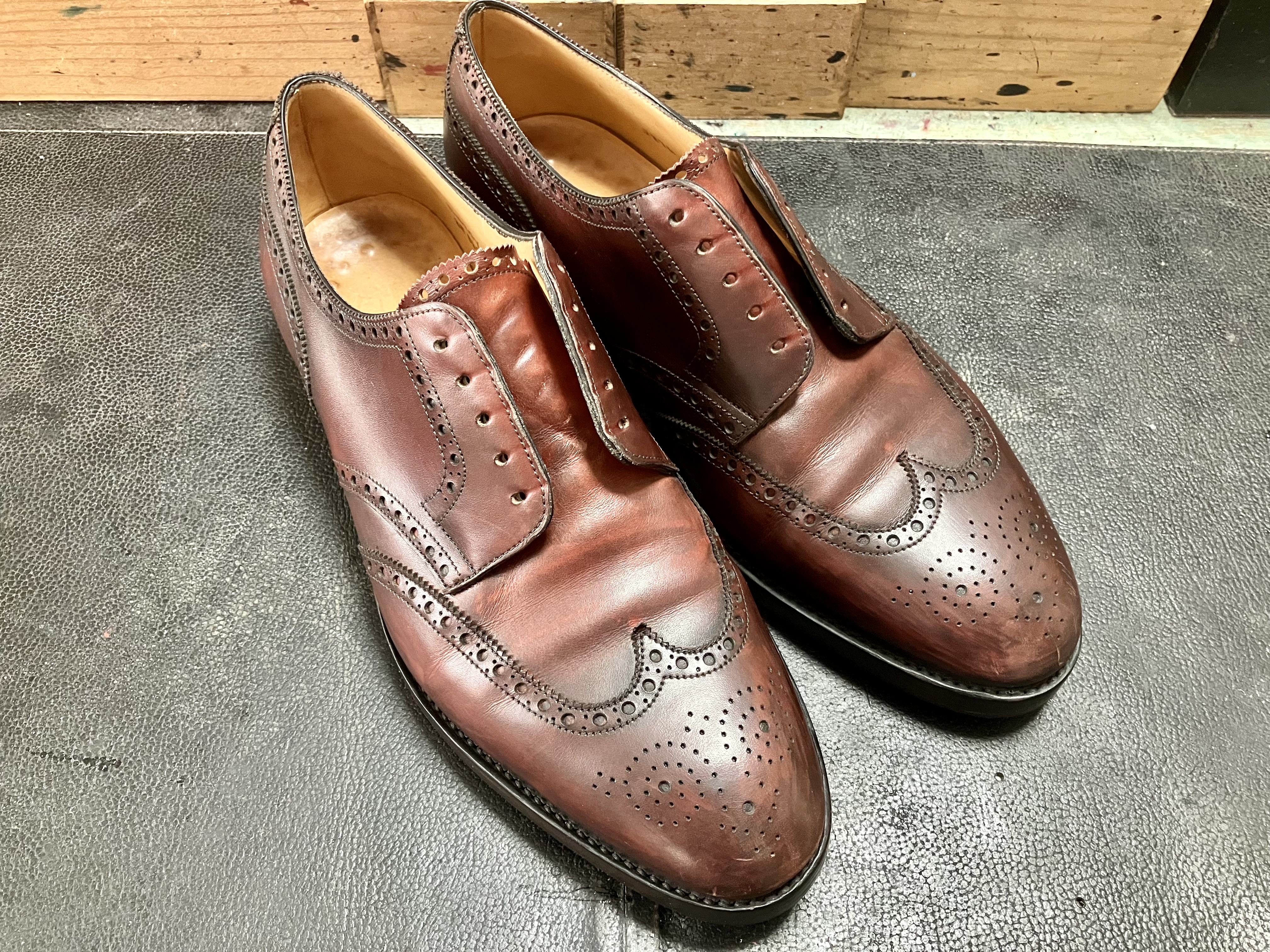 靴磨き　鏡面磨き　ハイシャイン