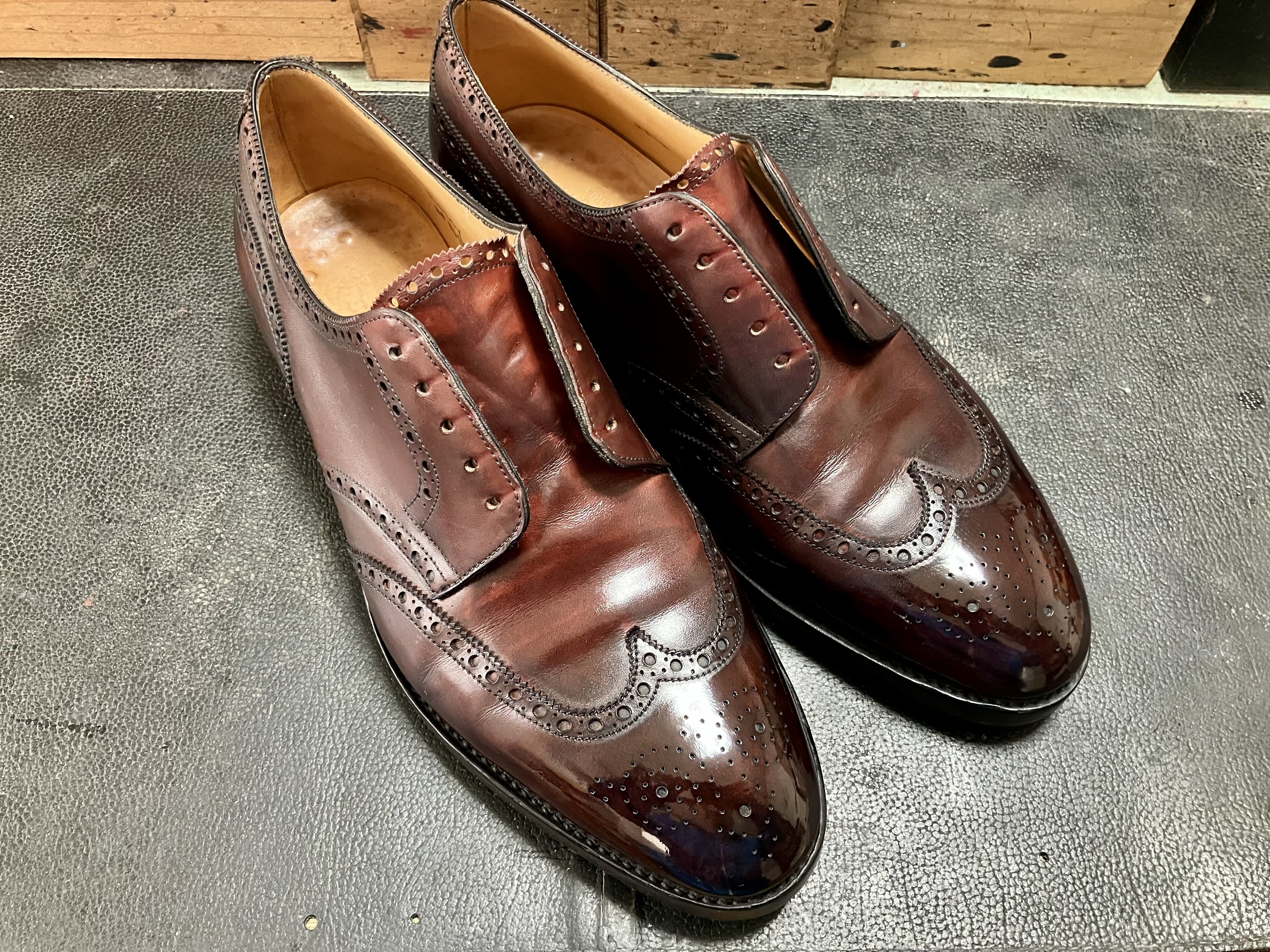 靴磨き　鏡面磨き　ハイシャイン