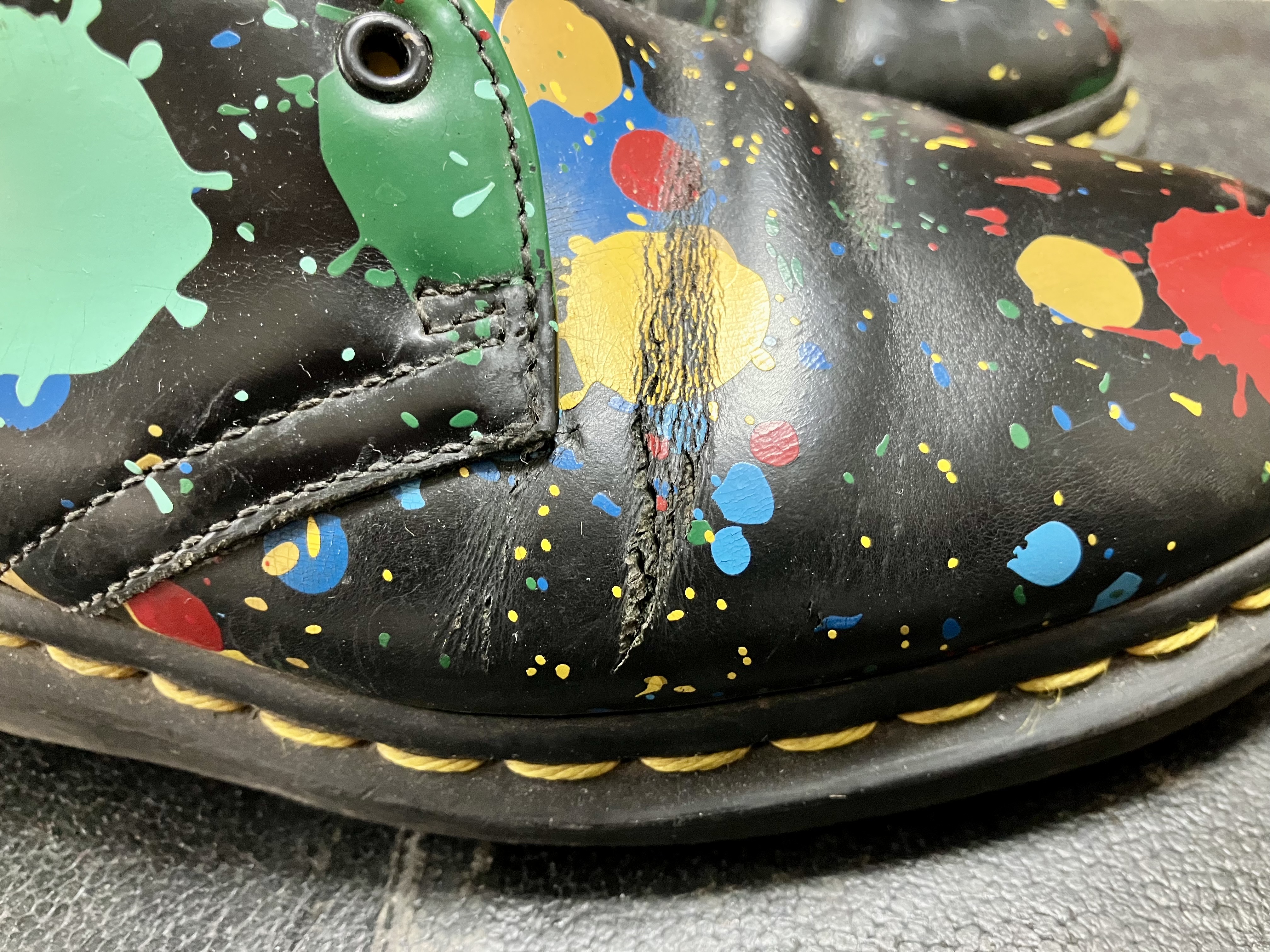 ドクターマーチン ひび割れ修理 クラック