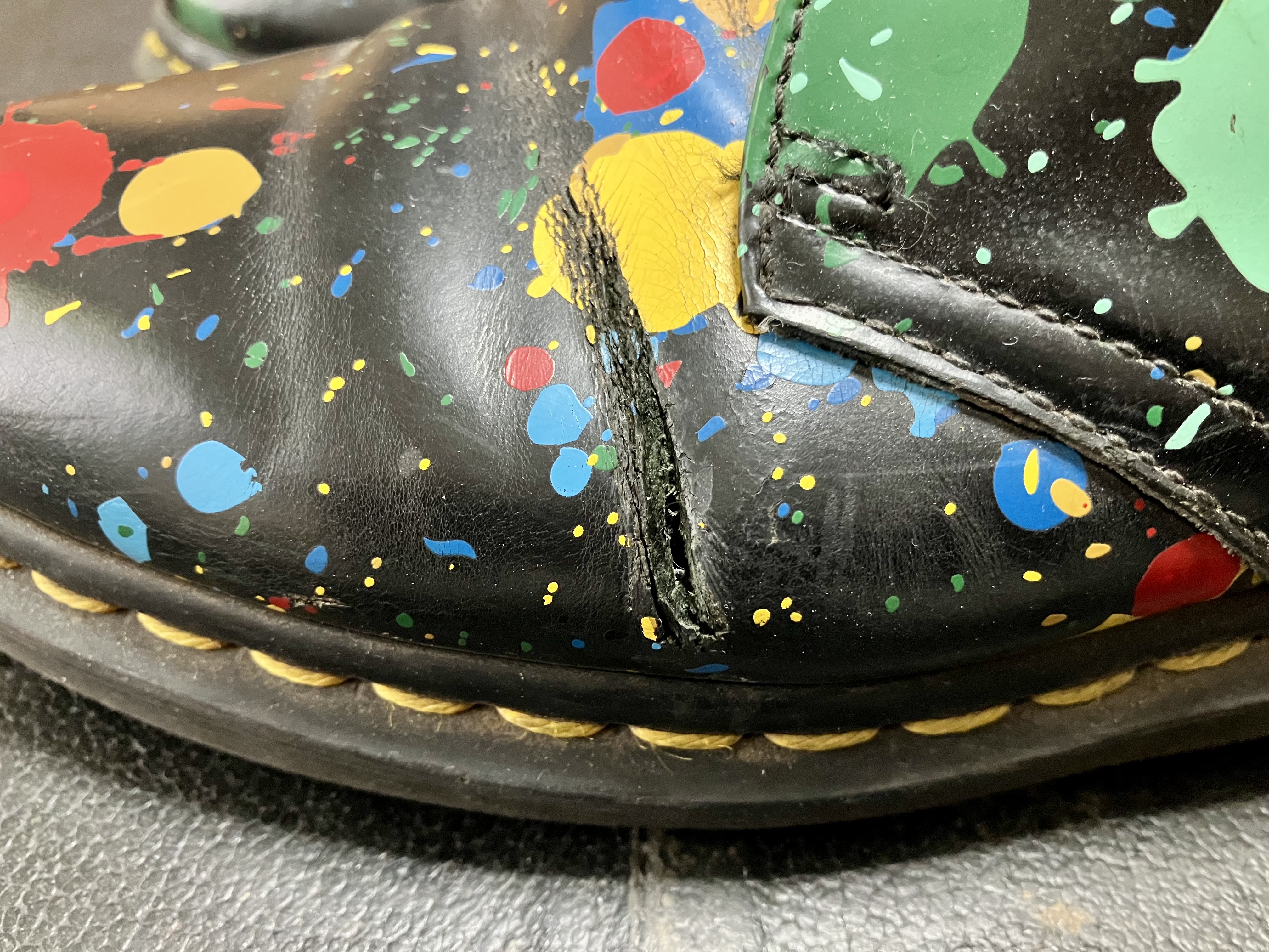 ドクターマーチン ひび割れ修理 クラック