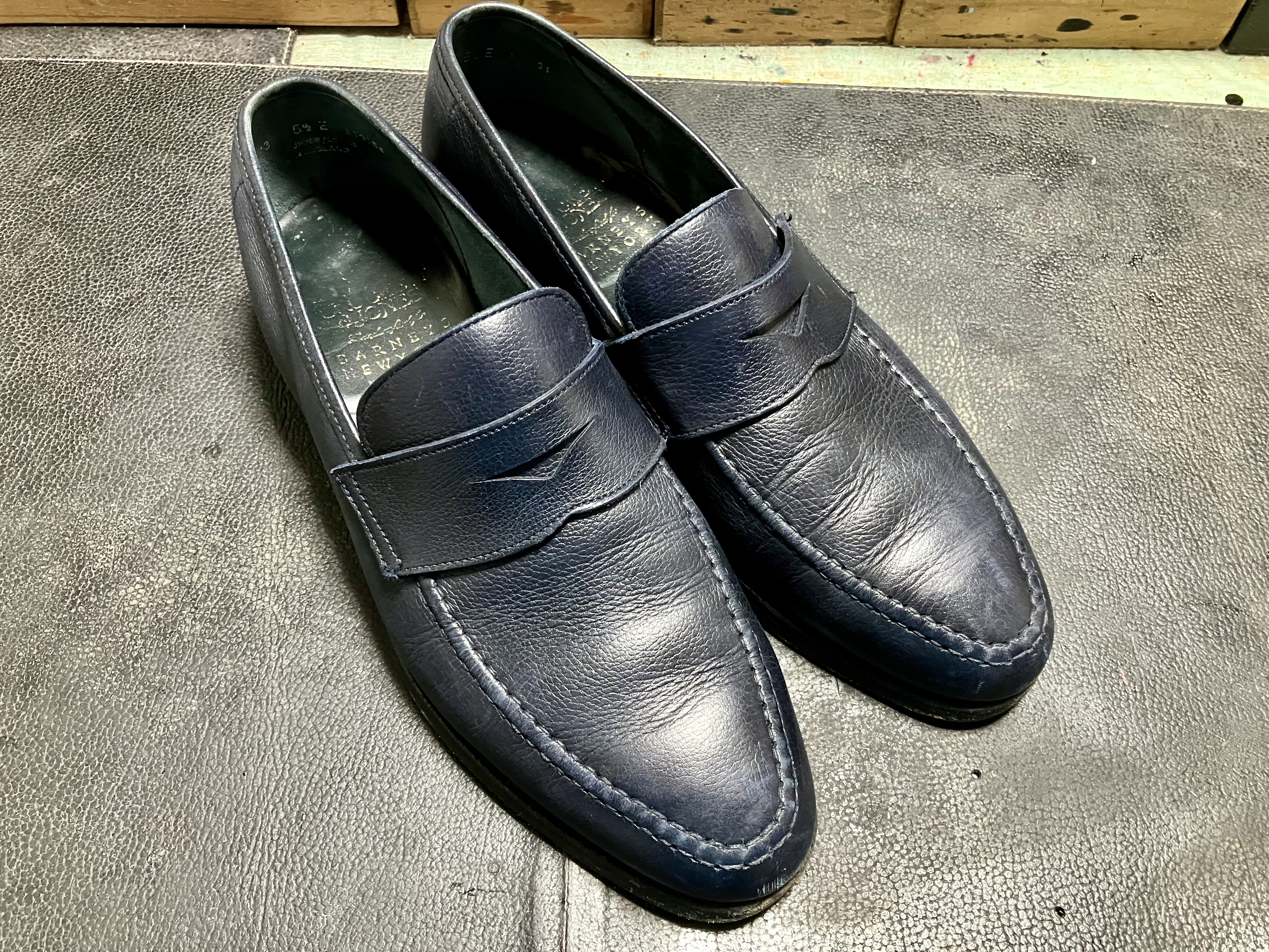 色落ちした革靴を黒色に染め替え