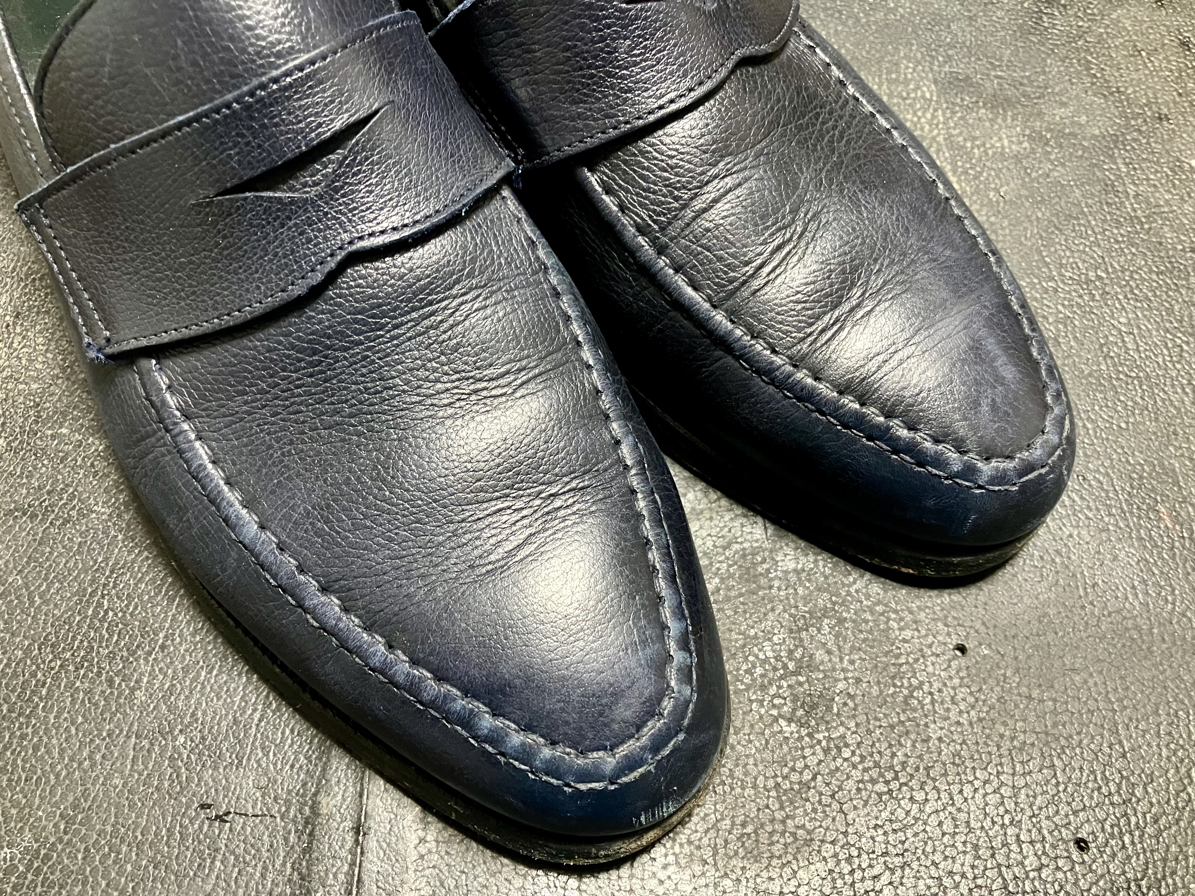 色落ちした革靴を黒色に染め替え