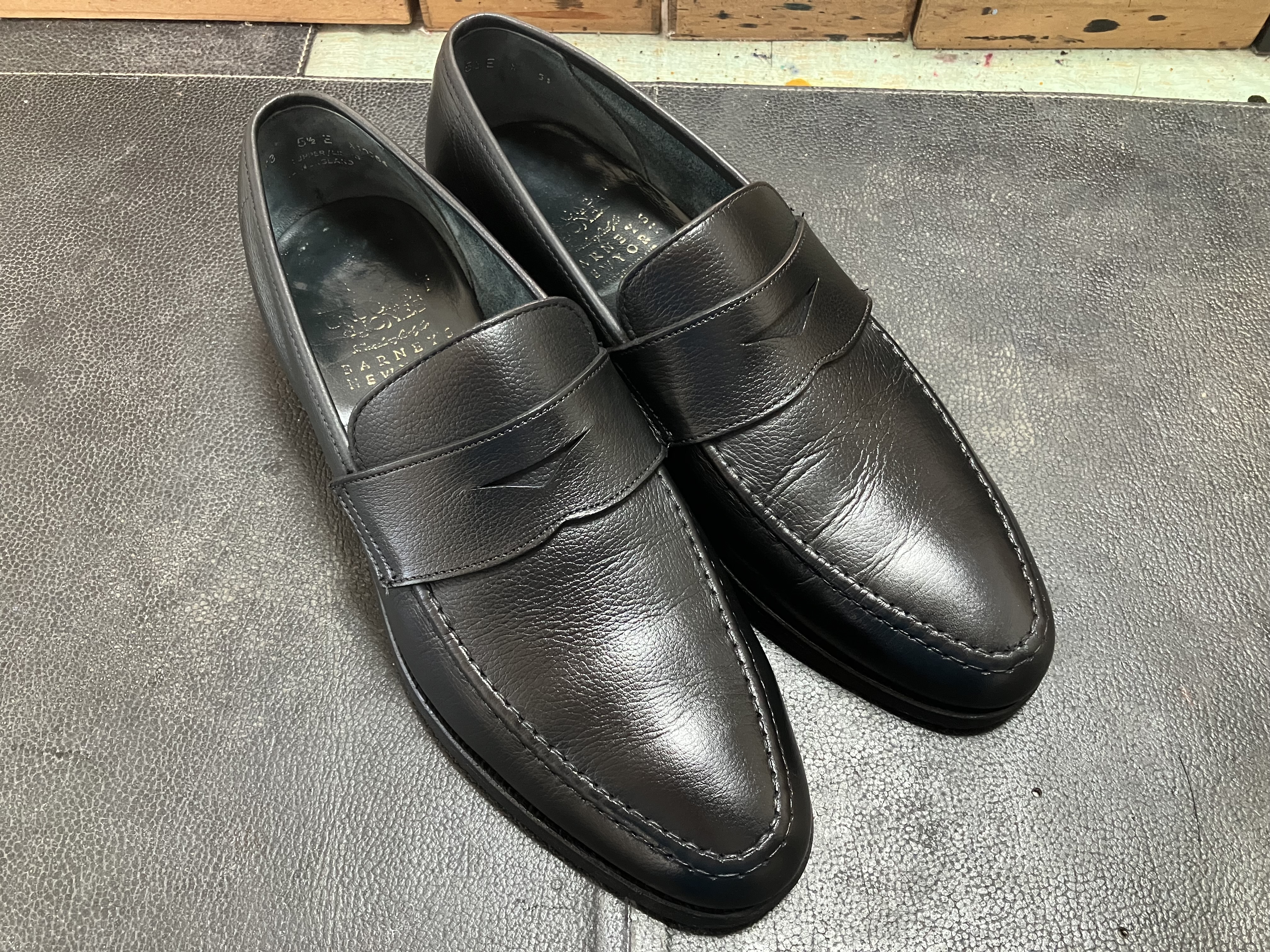 色落ちした革靴を黒色に染め替え