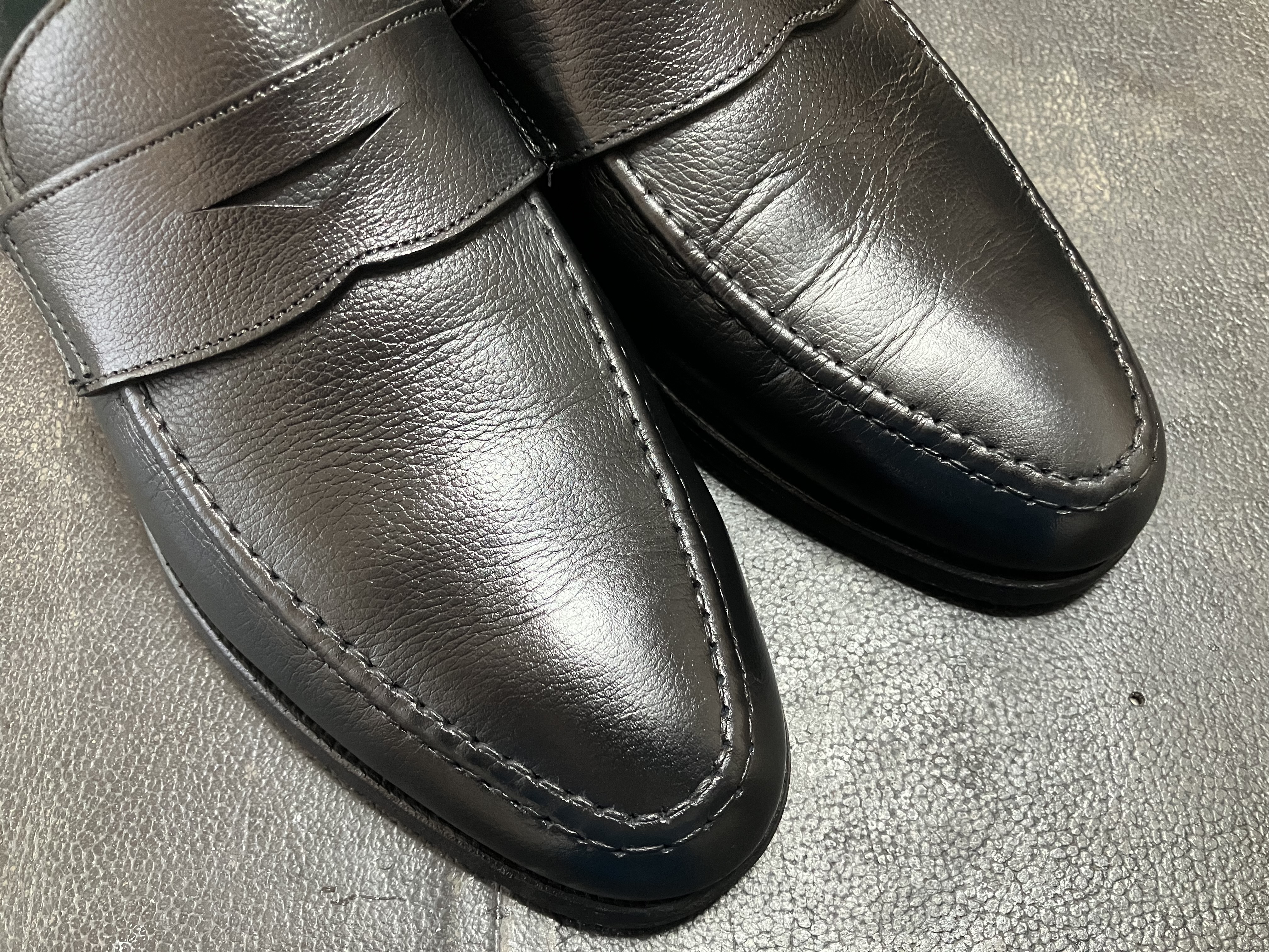 色落ちした革靴を黒色に染め替え