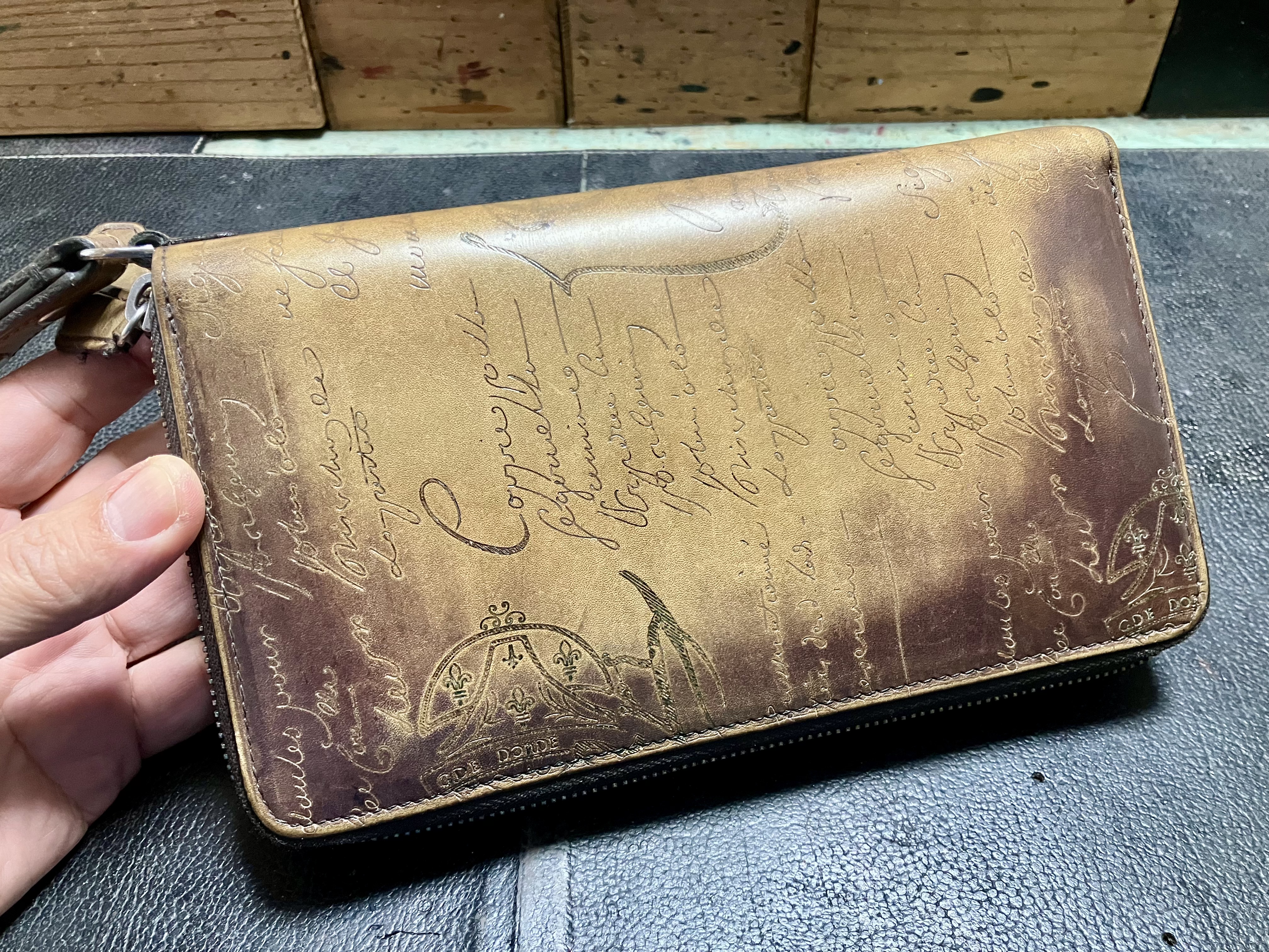 色あせ・角擦れが目立つベルルッティの財布