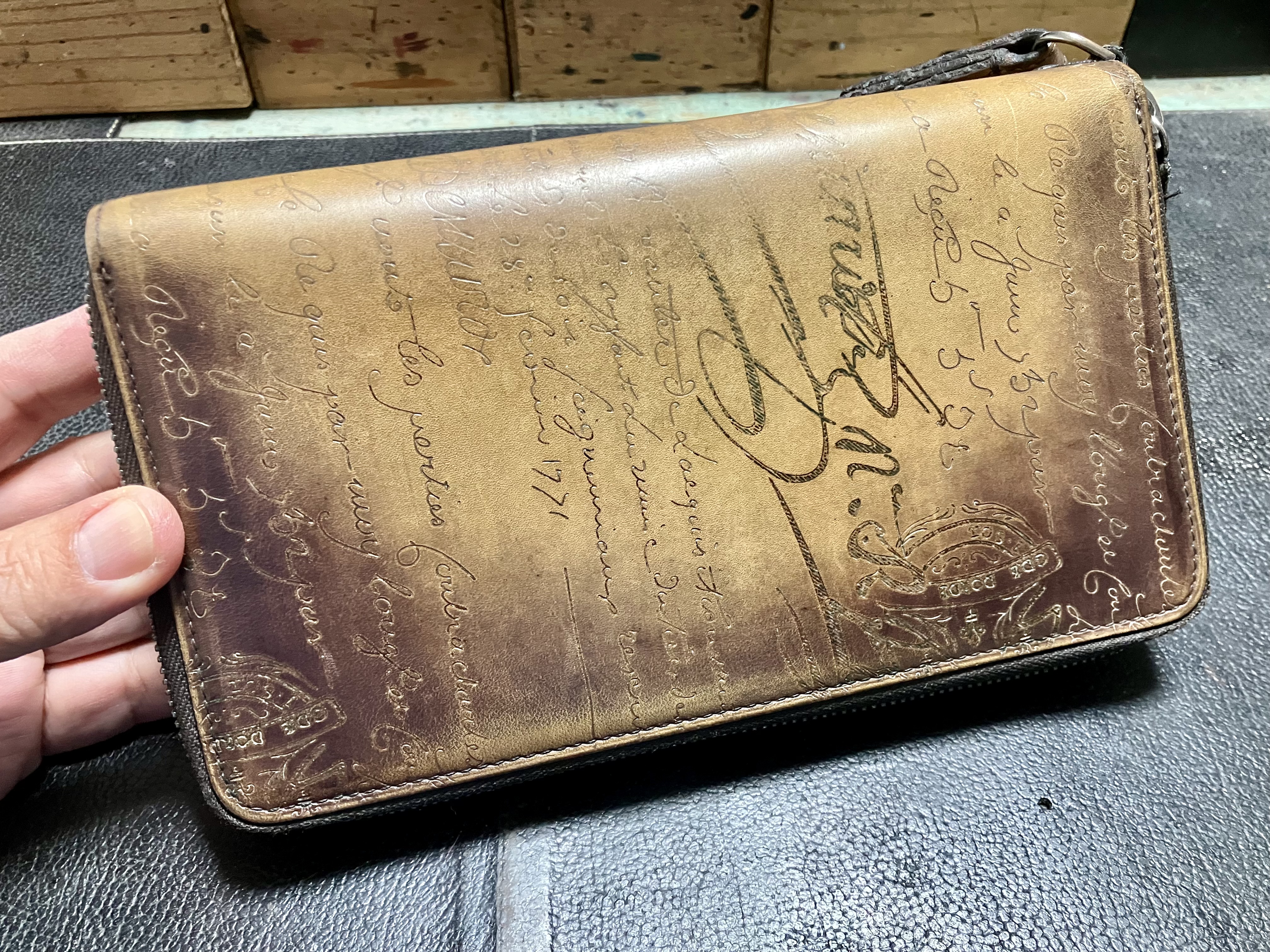 色あせ・角擦れが目立つベルルッティの財布