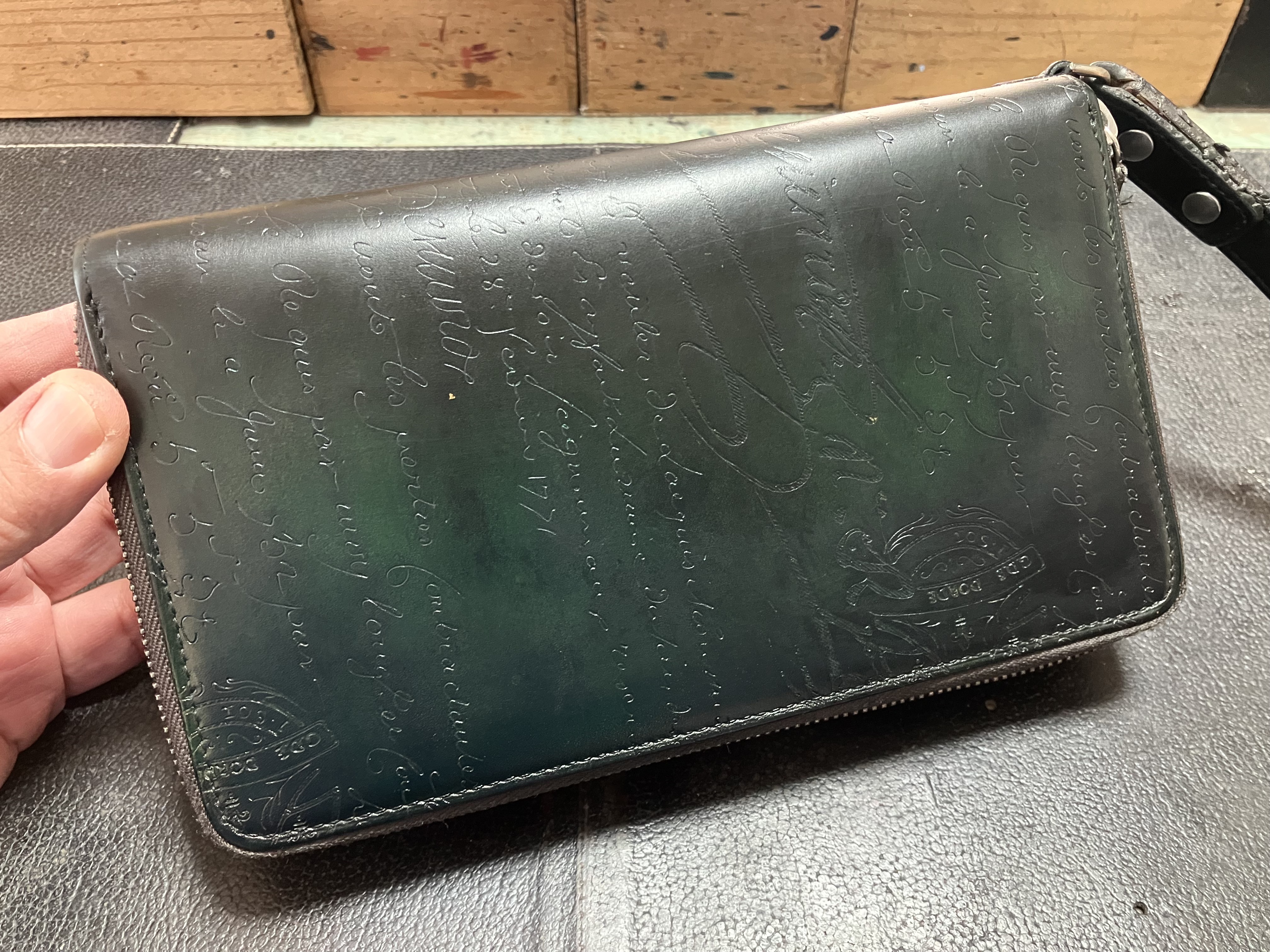 染め替えして深みのある色彩と艶を取り戻したベルルッティの財布