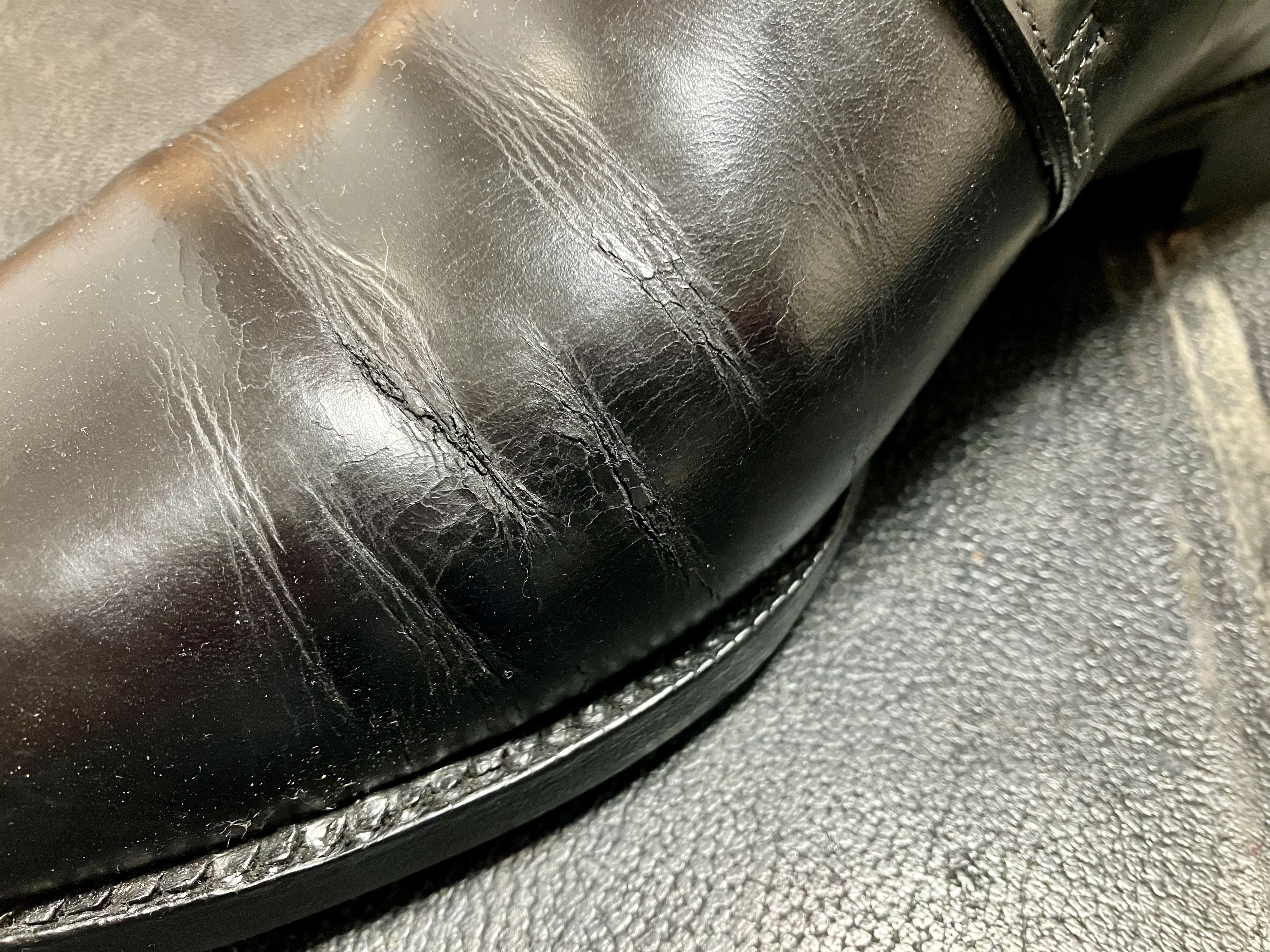ひび割れした革靴
