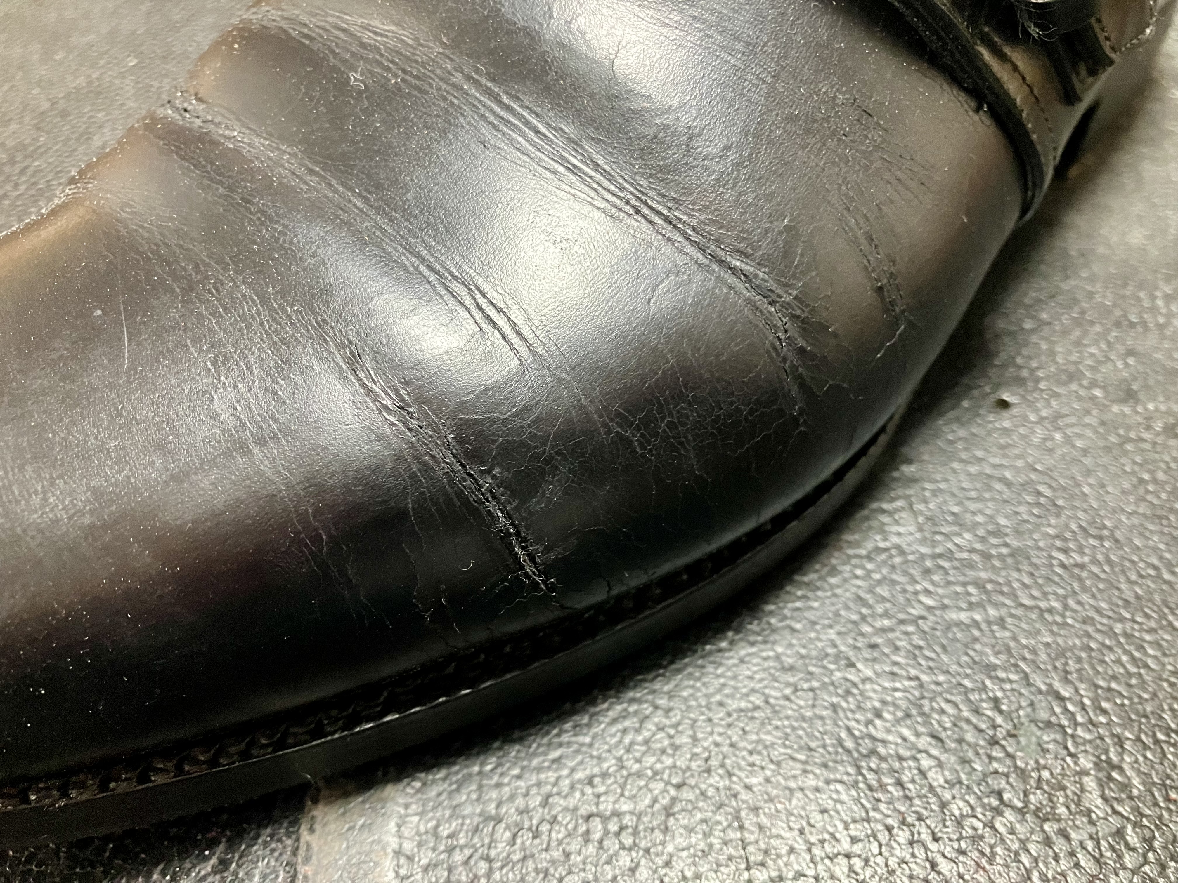 クラックが入った革靴