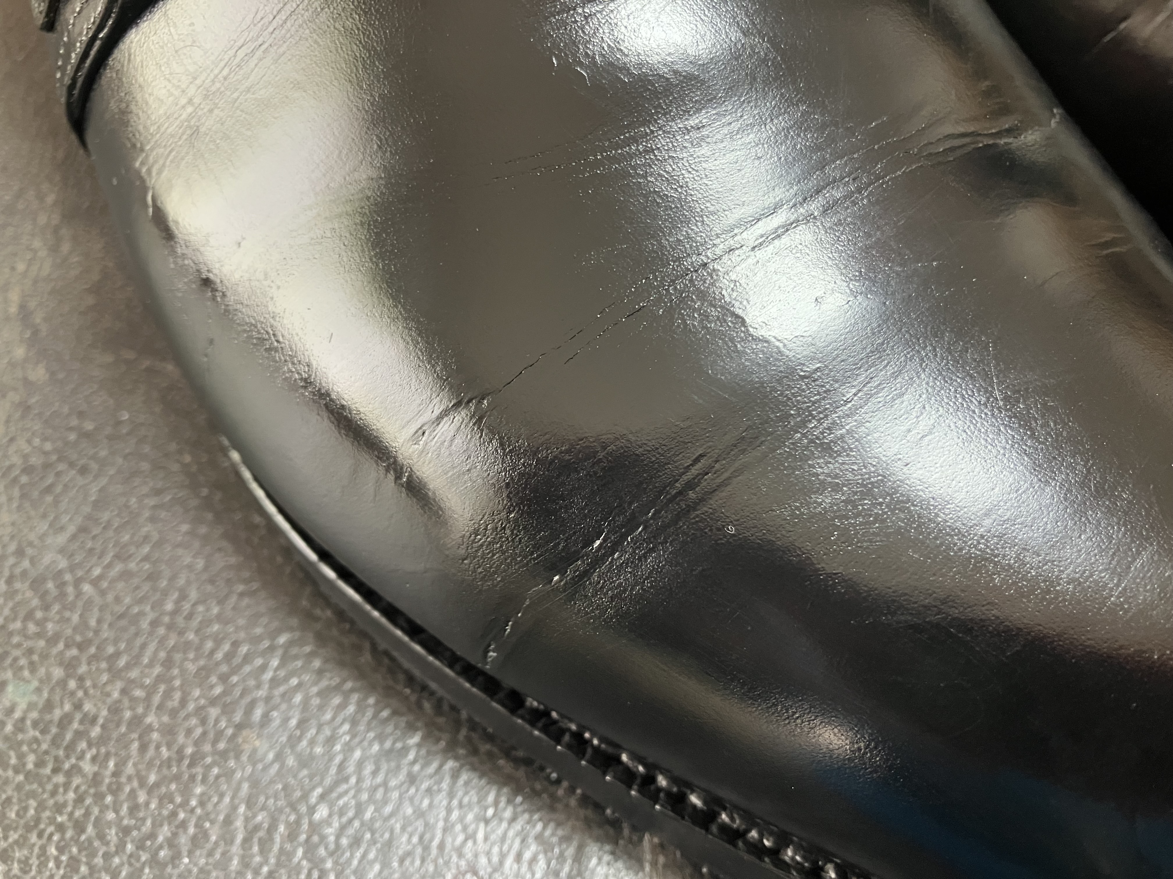 革靴のひび割れを修復