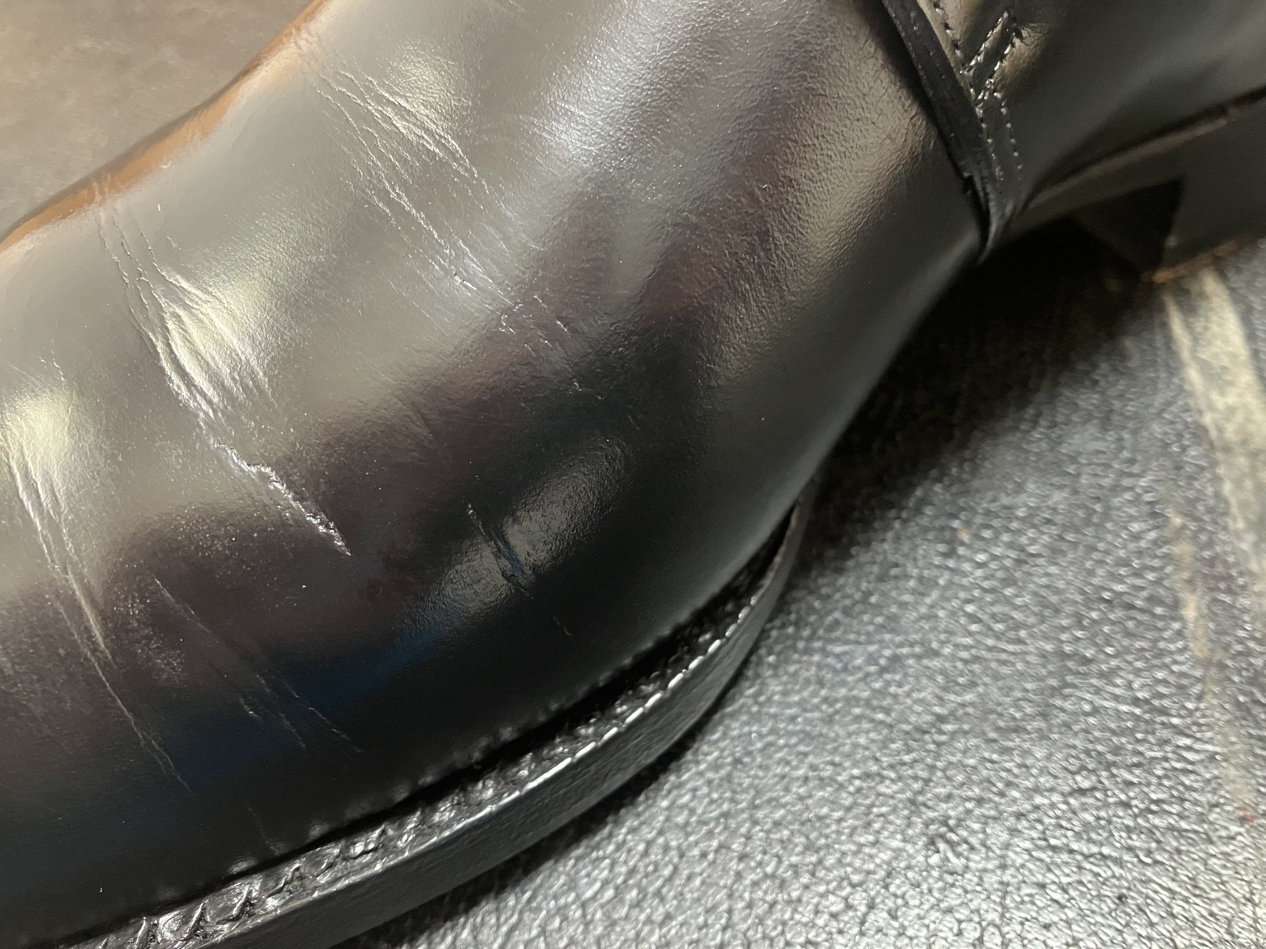 革靴のクラックを直す