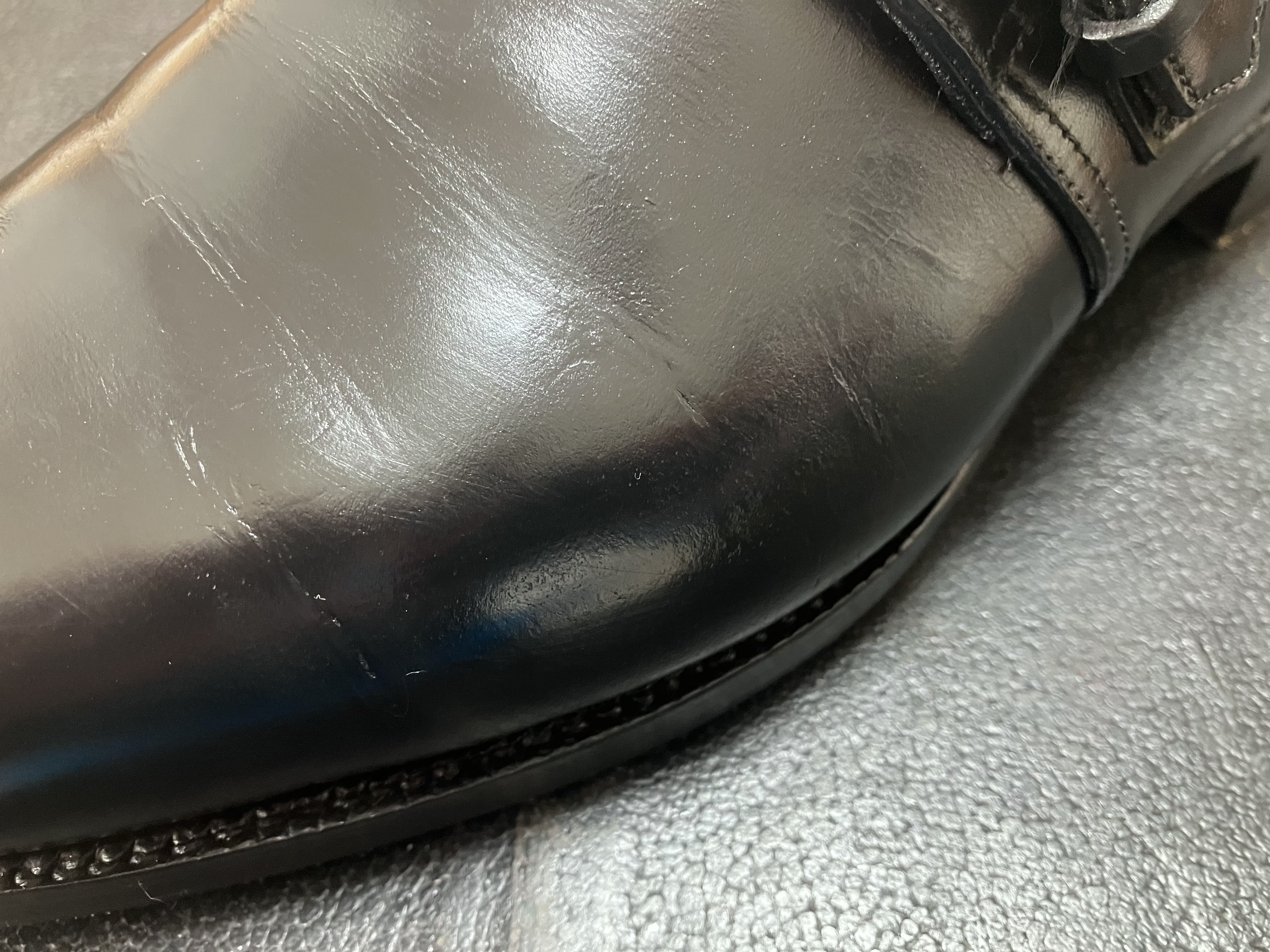 革靴のひび割れを補修、リペア