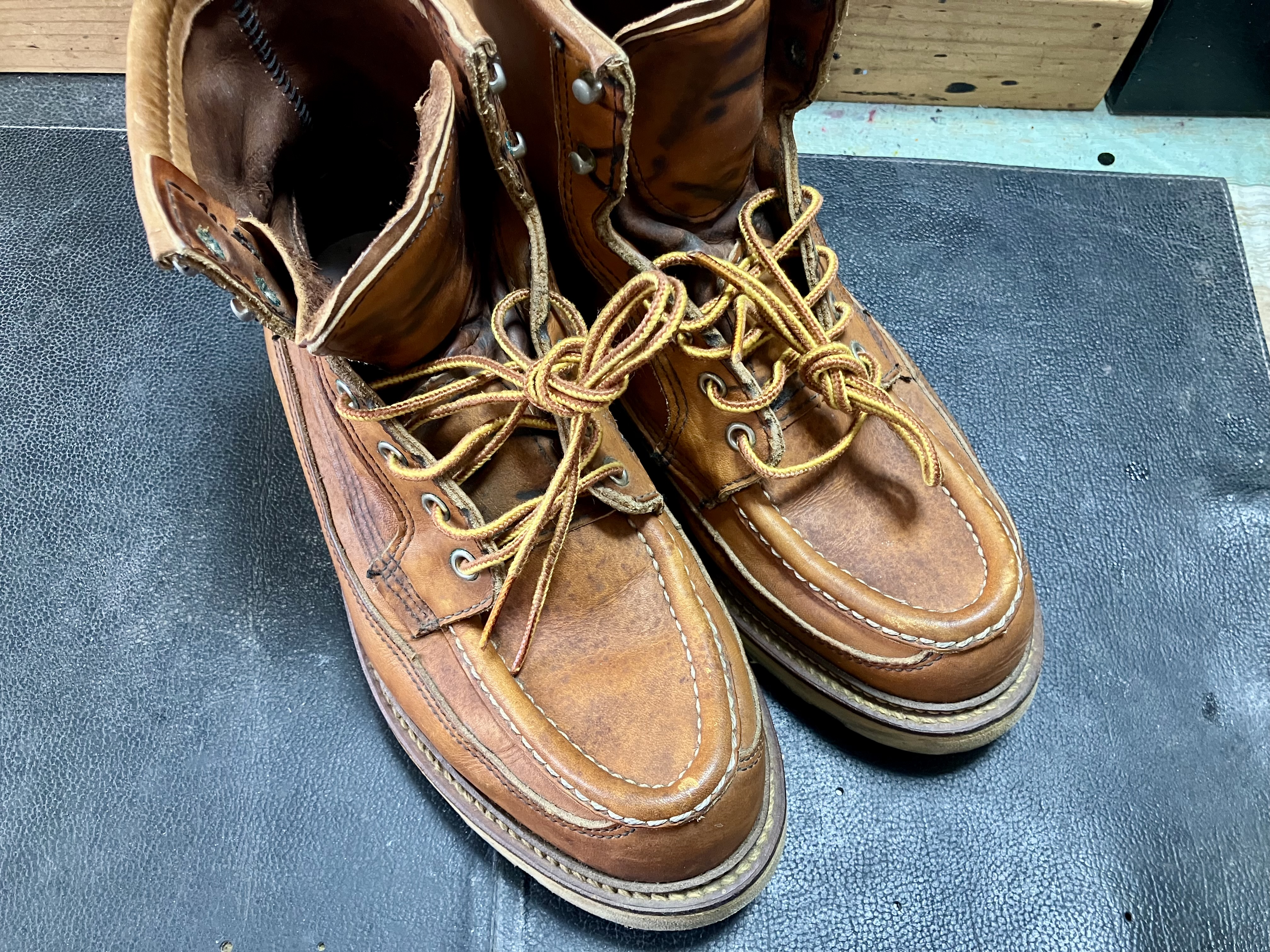 色、油分が抜けて白っぽくなったレッドウィング