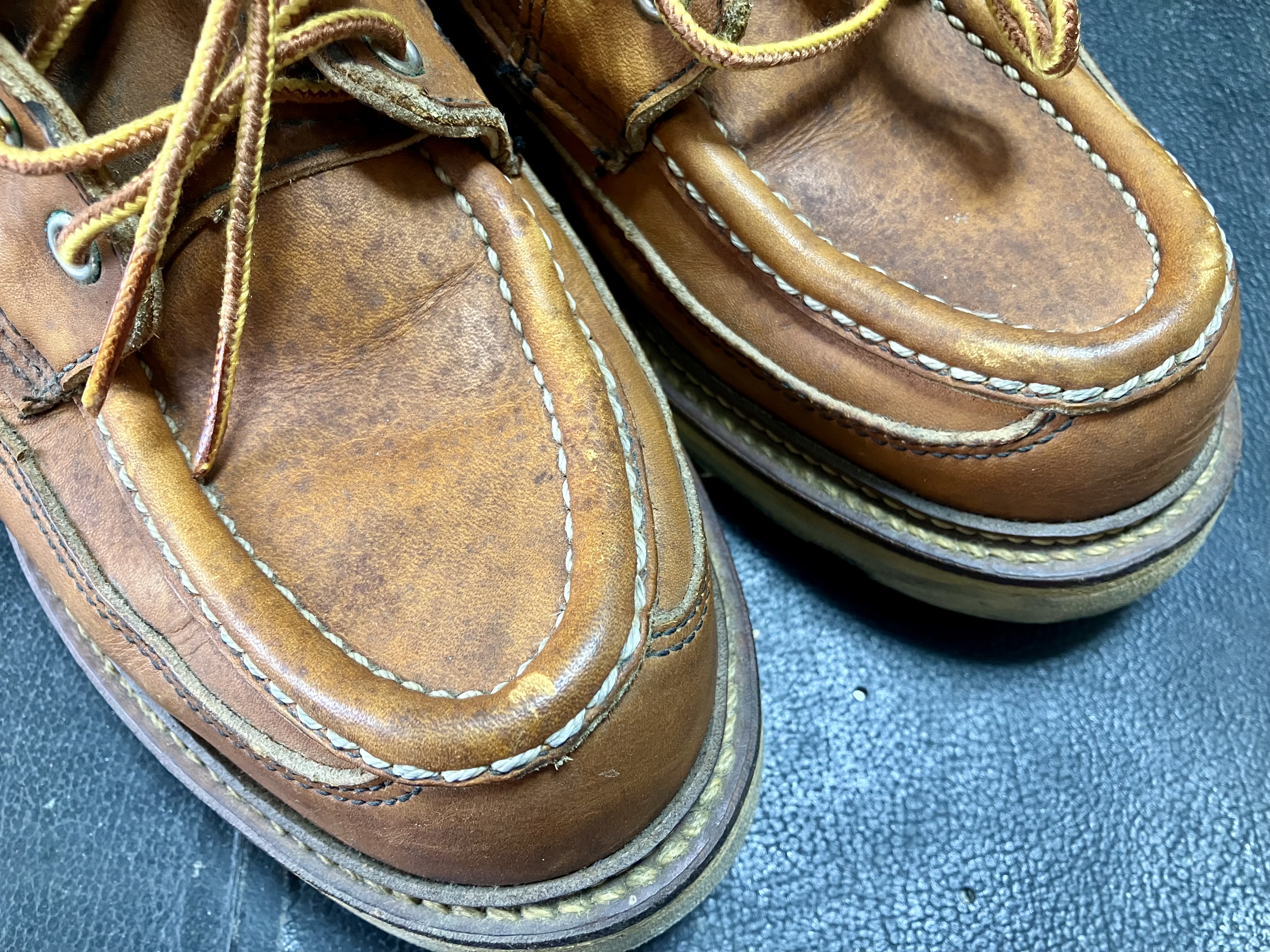 クリーニング前のレッドウィングのつま先