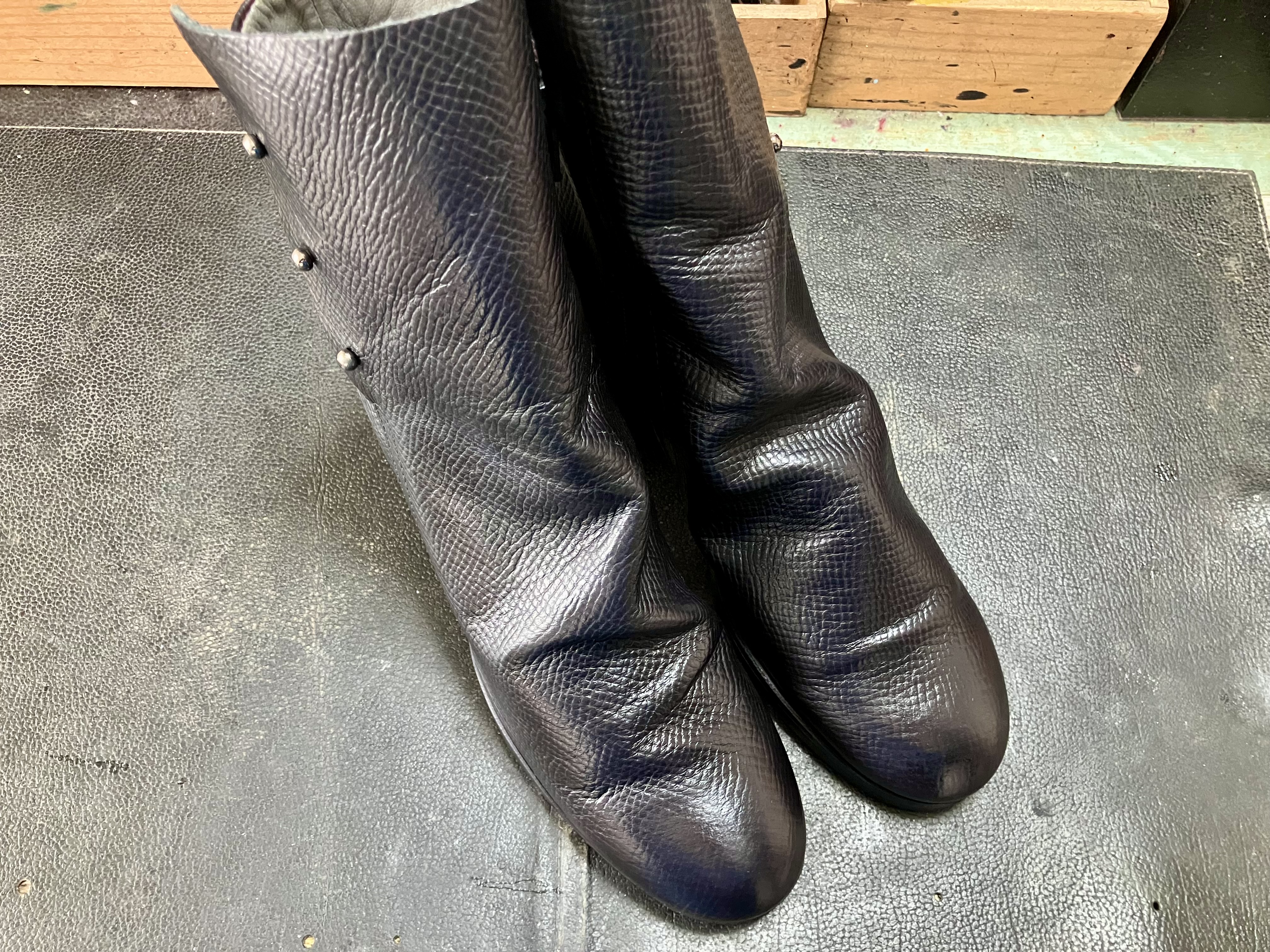 バーガンディからネイビーに染め替えしたレディースブーツ