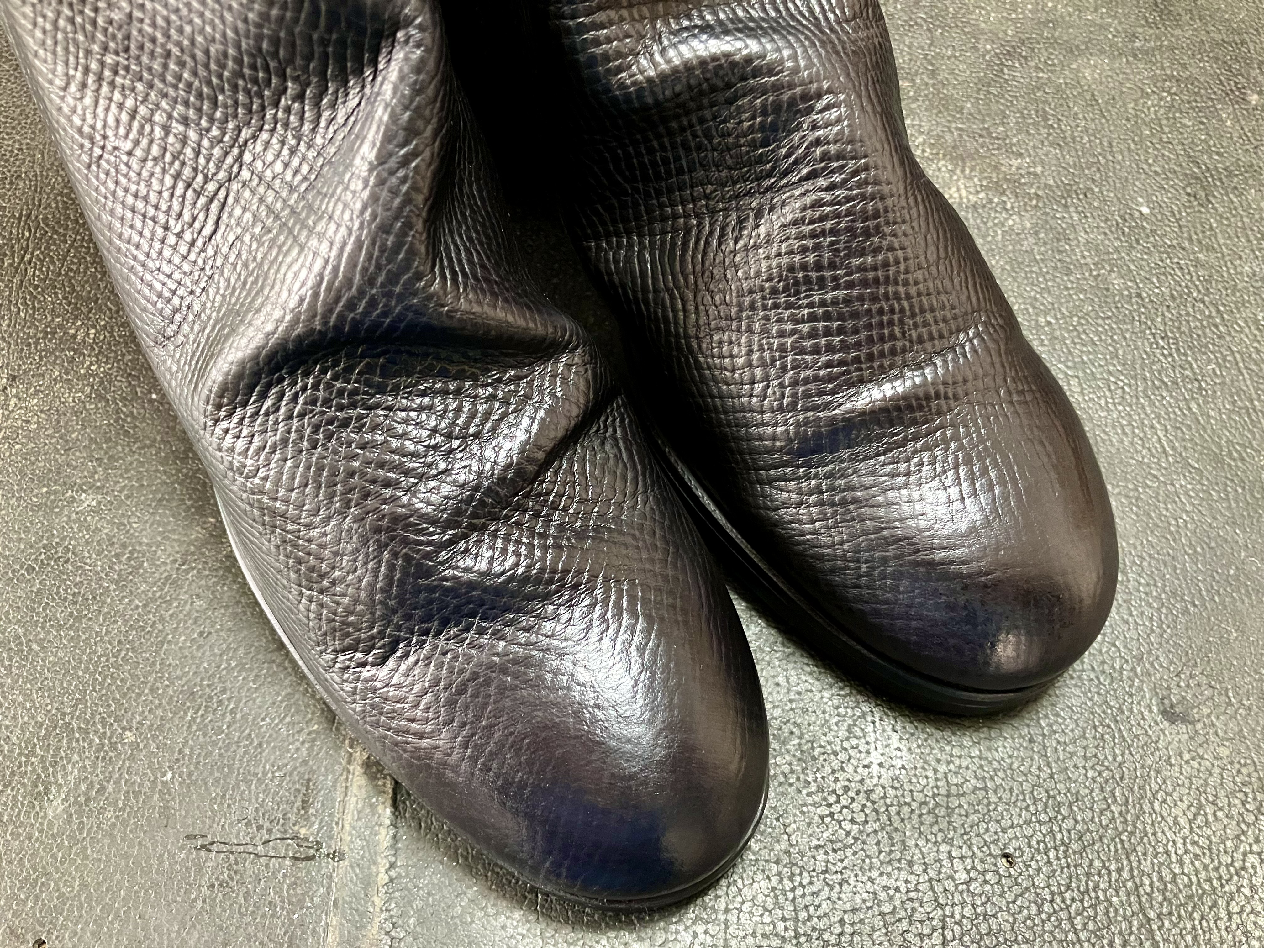 染め替え後に仕上げ磨きをしたシボ革のレディースブーツ