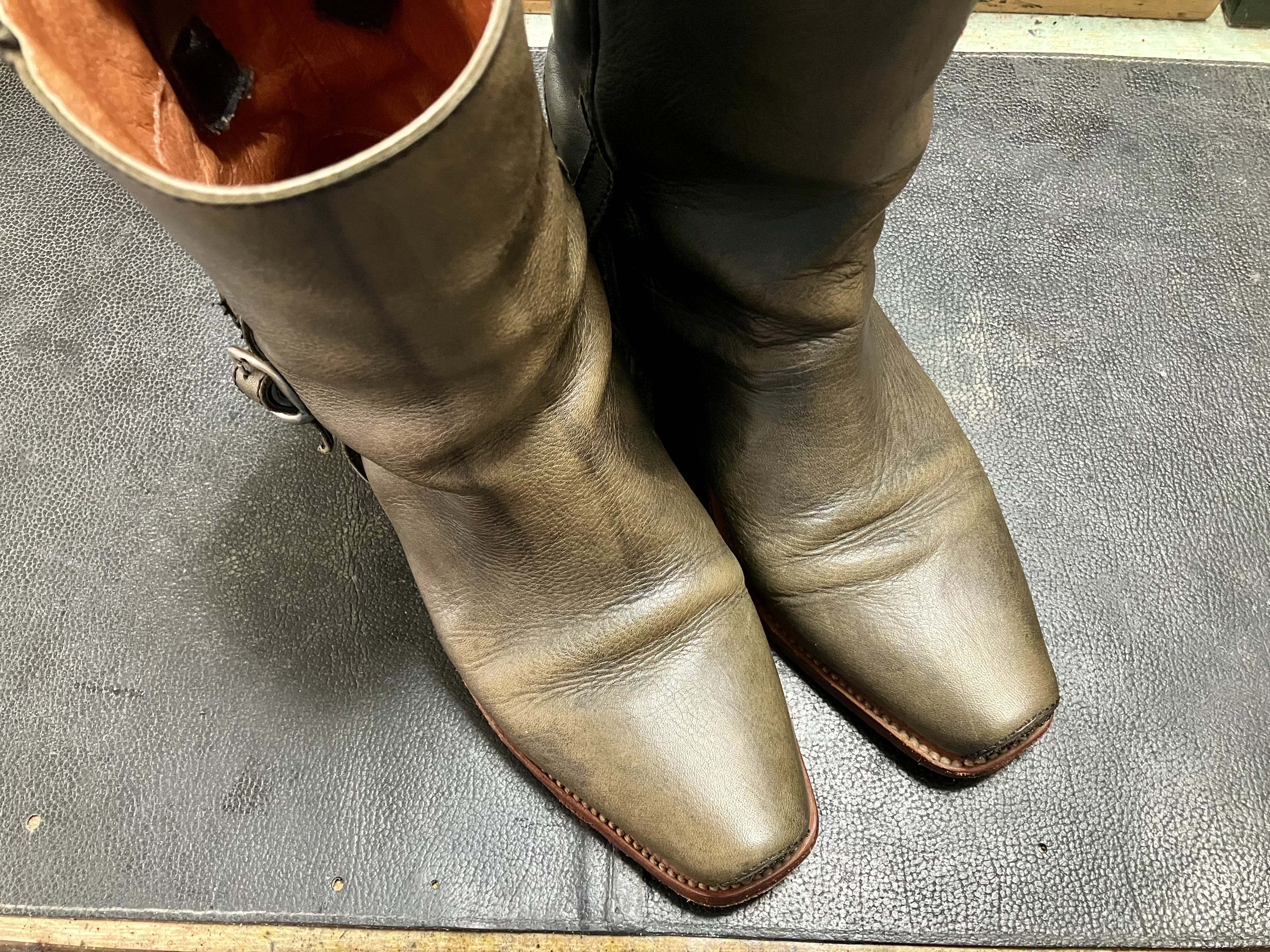 色あせ、色落ちが目立つブーツ