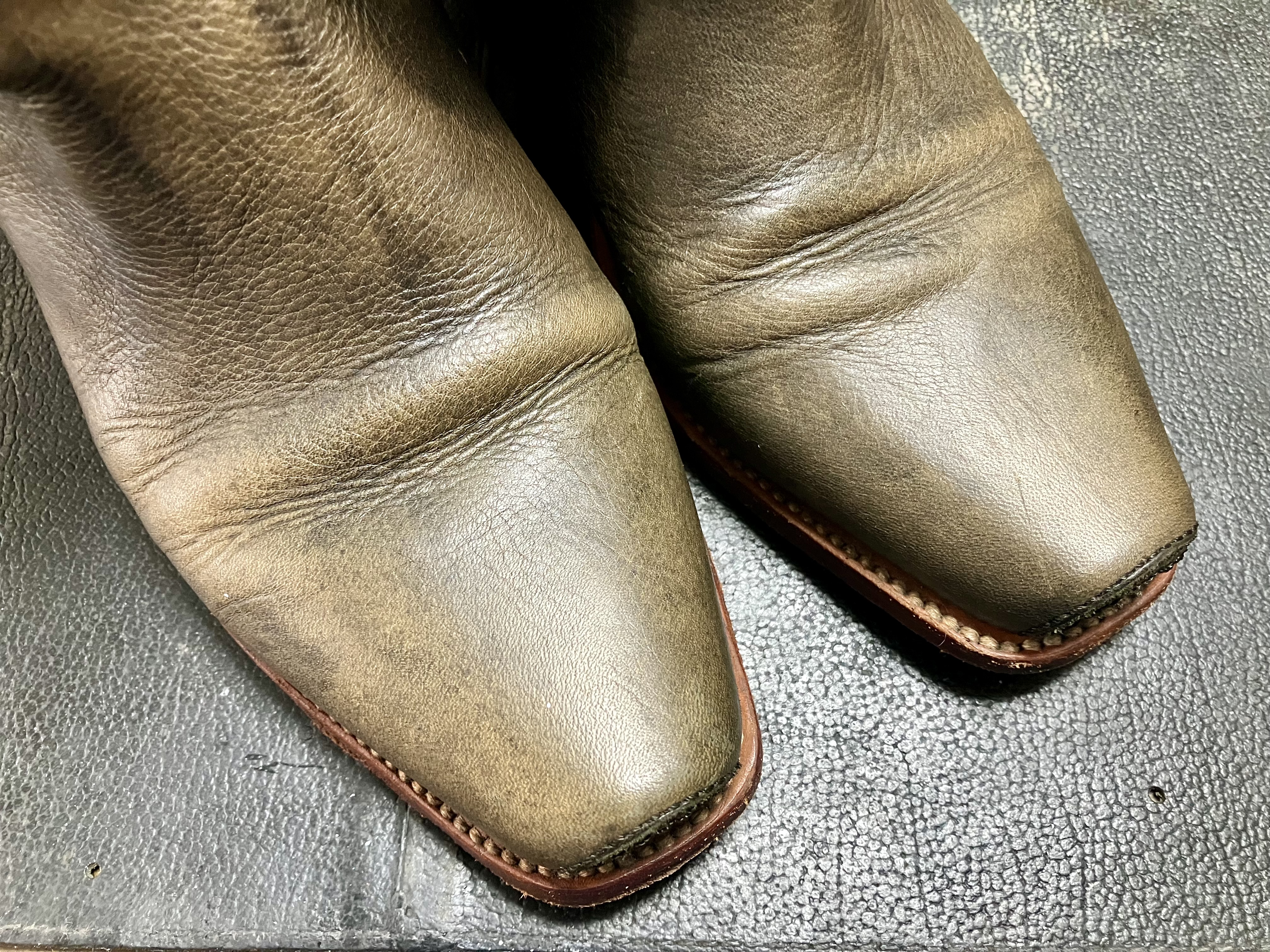 染め直し前の色落ちしたブーツ