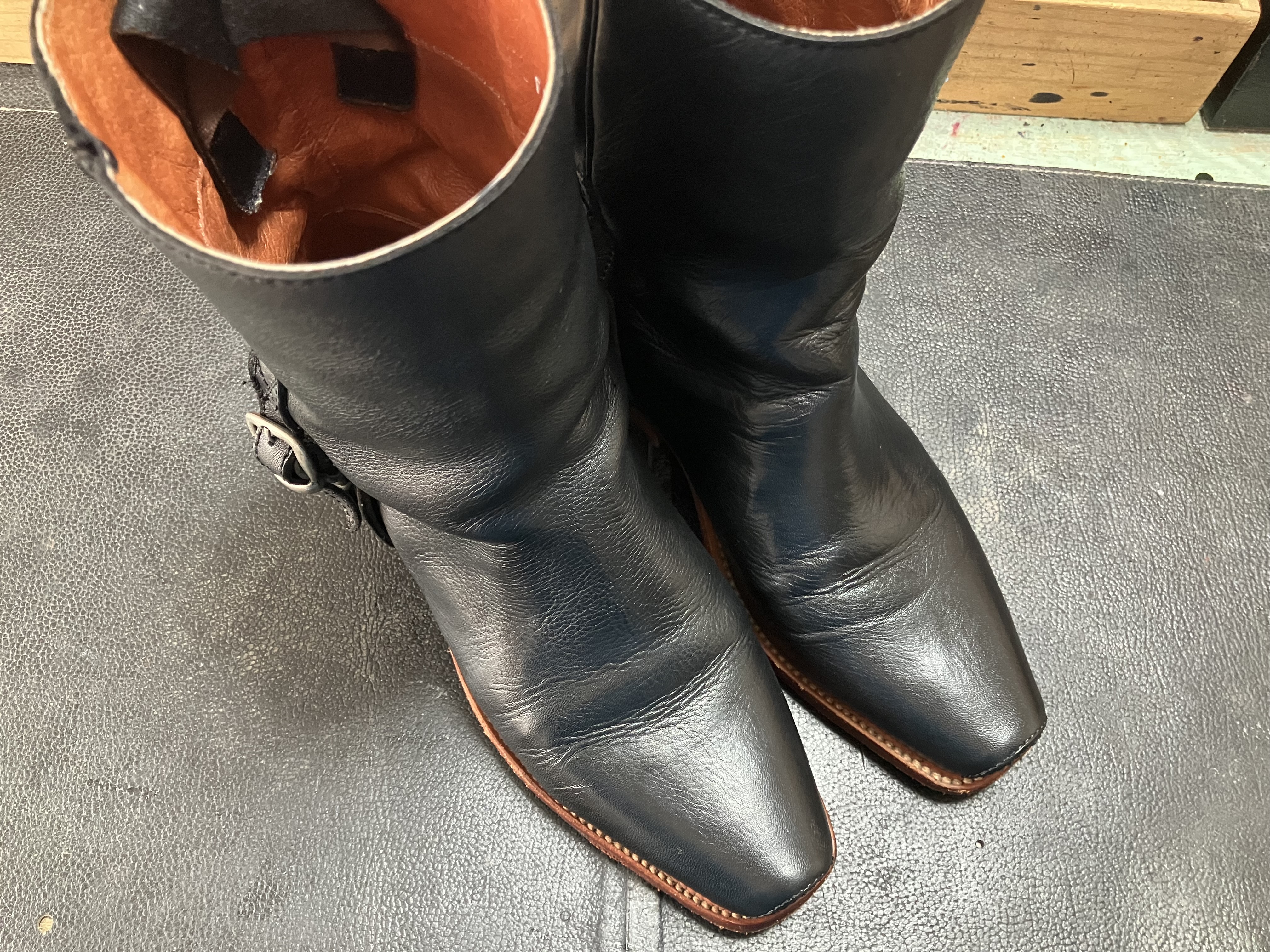 黒色に染め直ししたブーツ