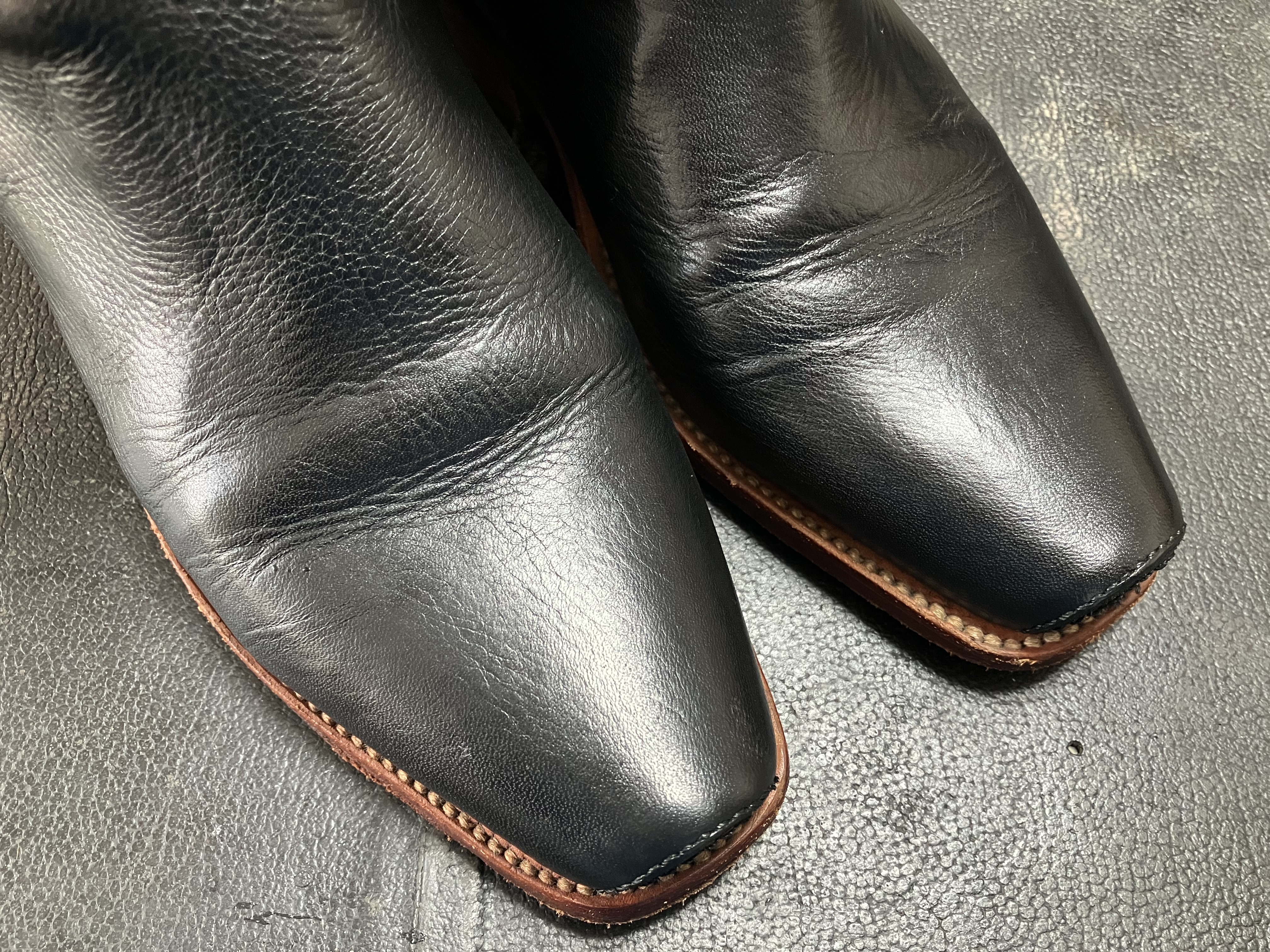 黒色に染め直ししたブーツのアッパー