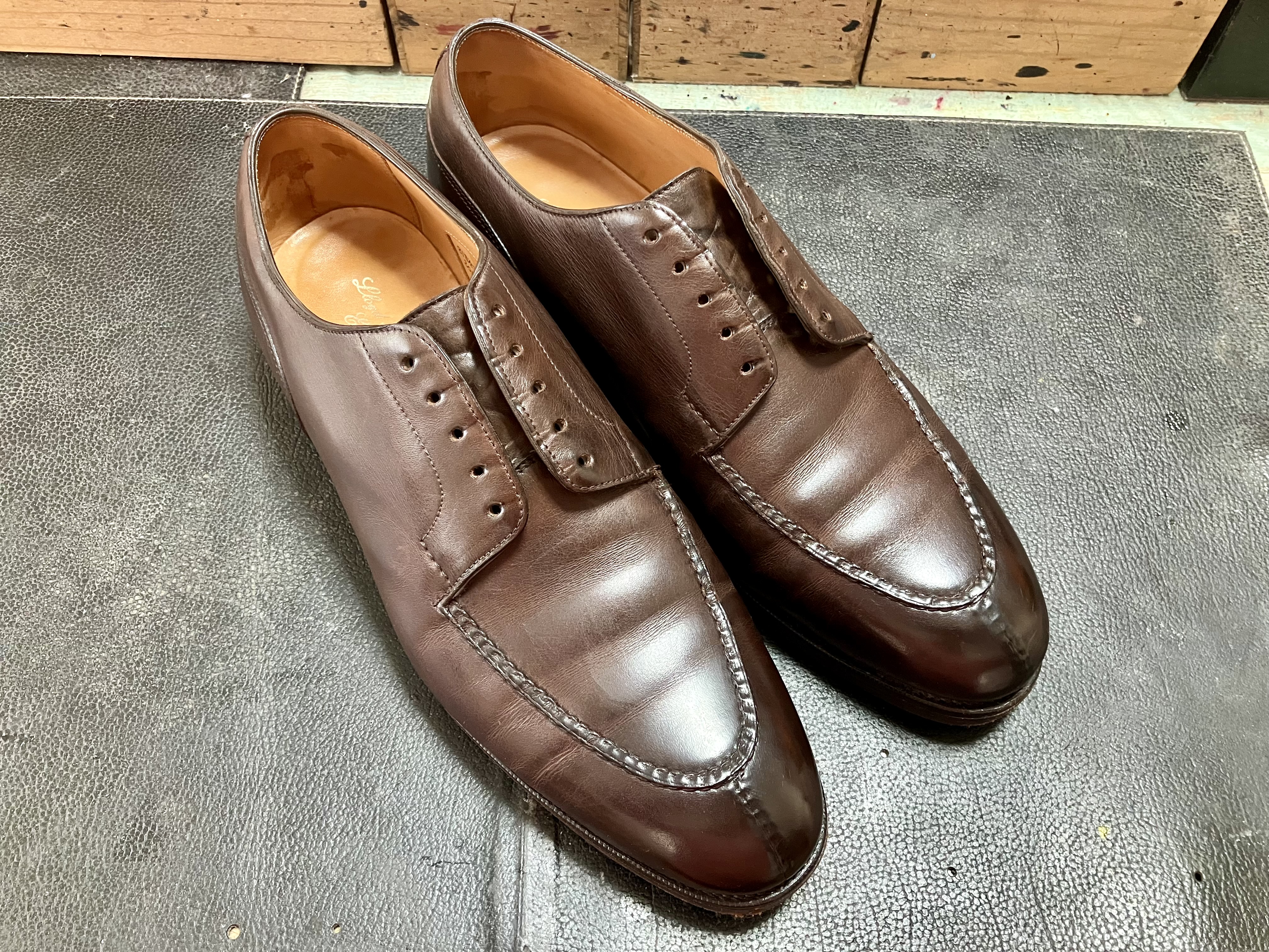 染め替え前、ブラウンの革靴