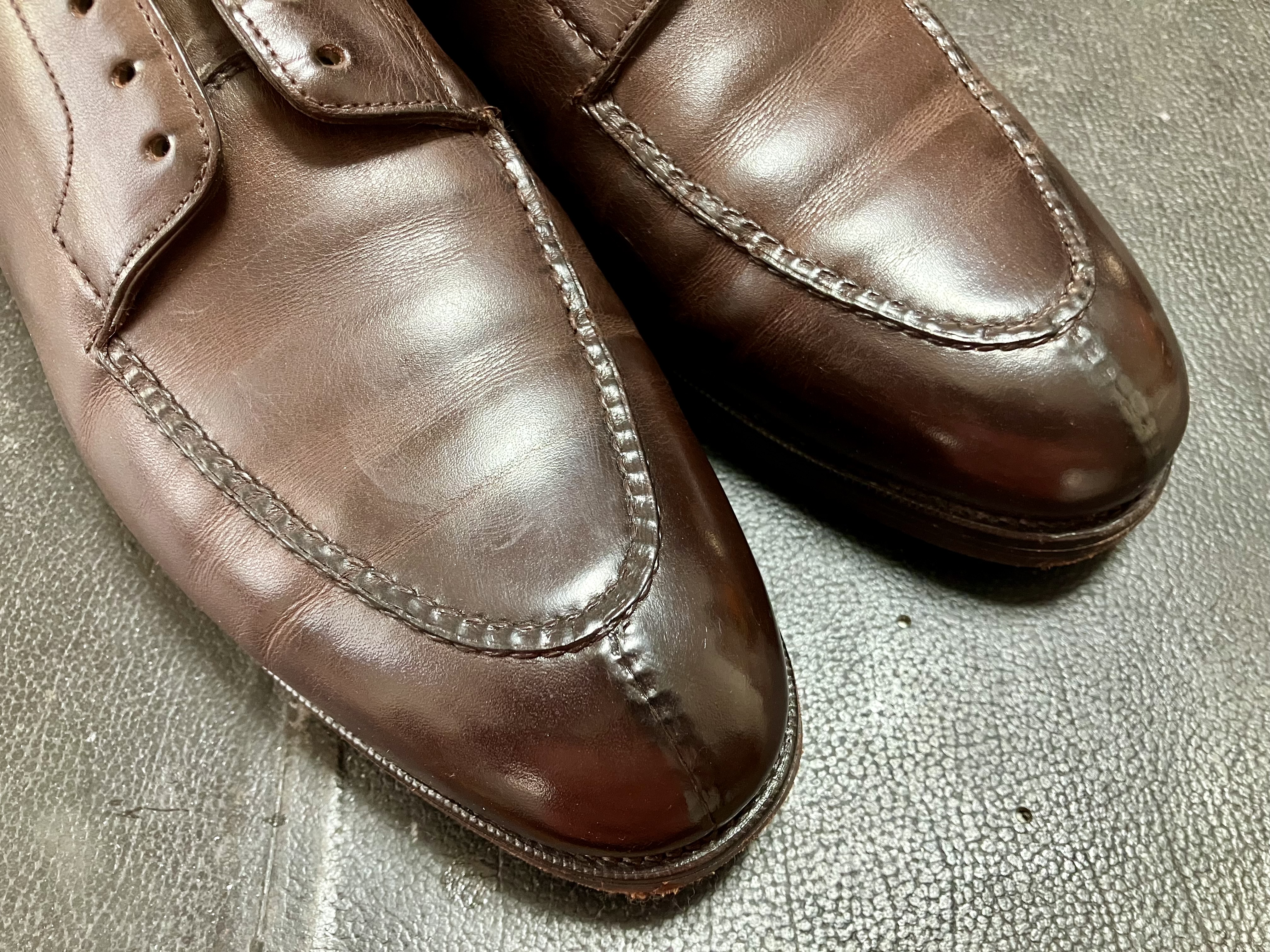 染め替え前、ブラウンの革靴のつま先