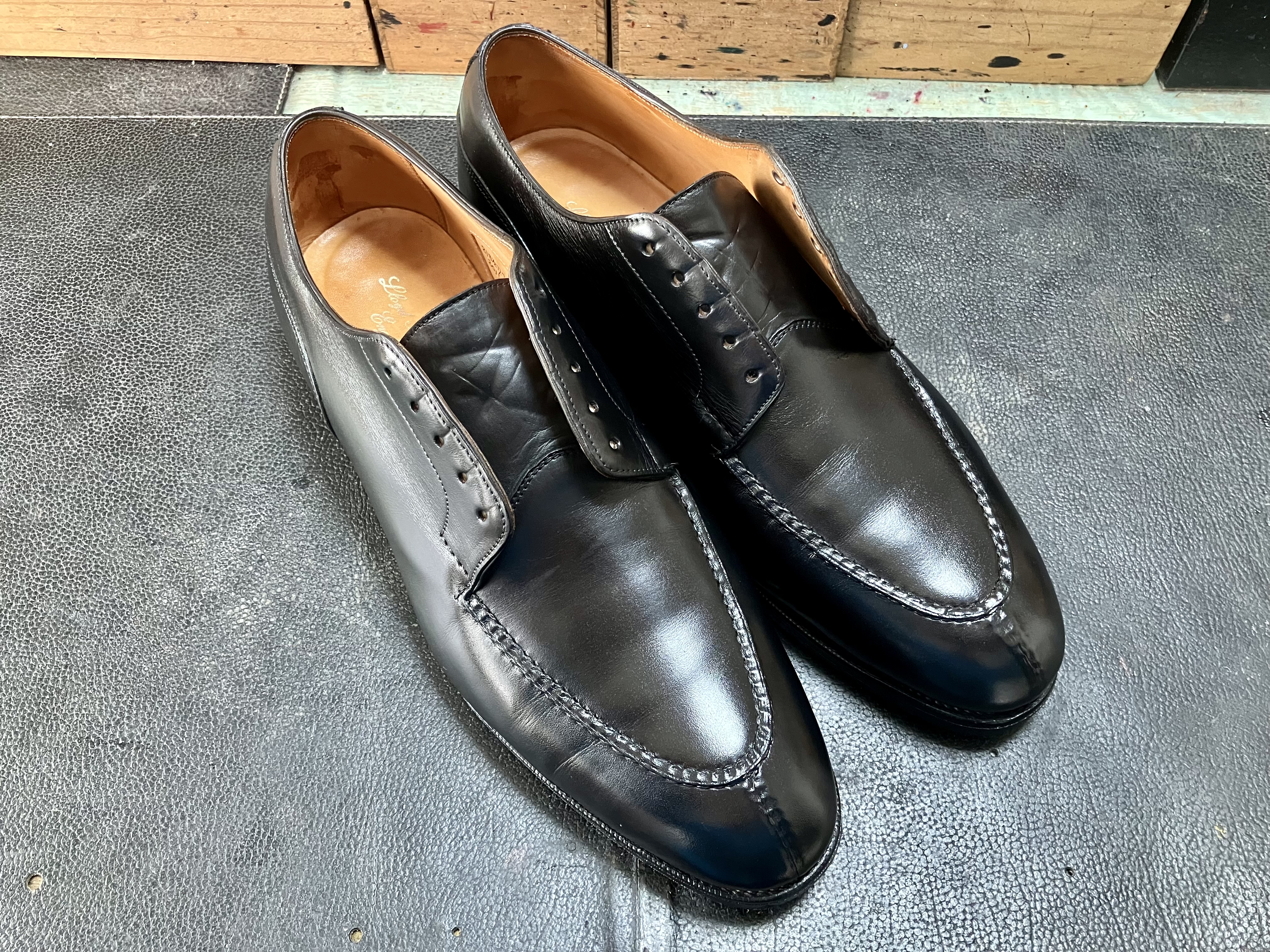 黒色に染め替えした革靴