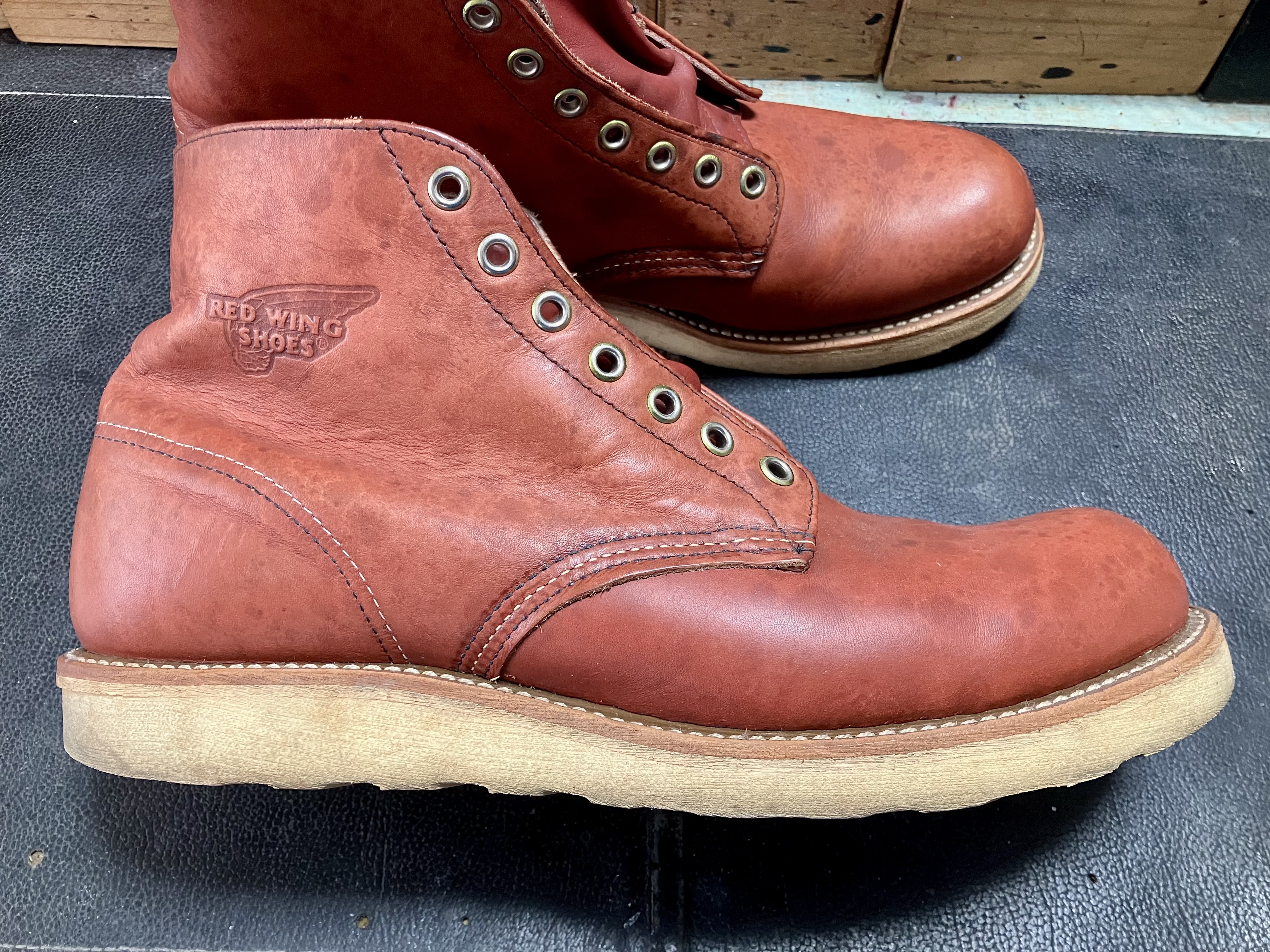 染め替え前のレッドウィング、サイドビュー