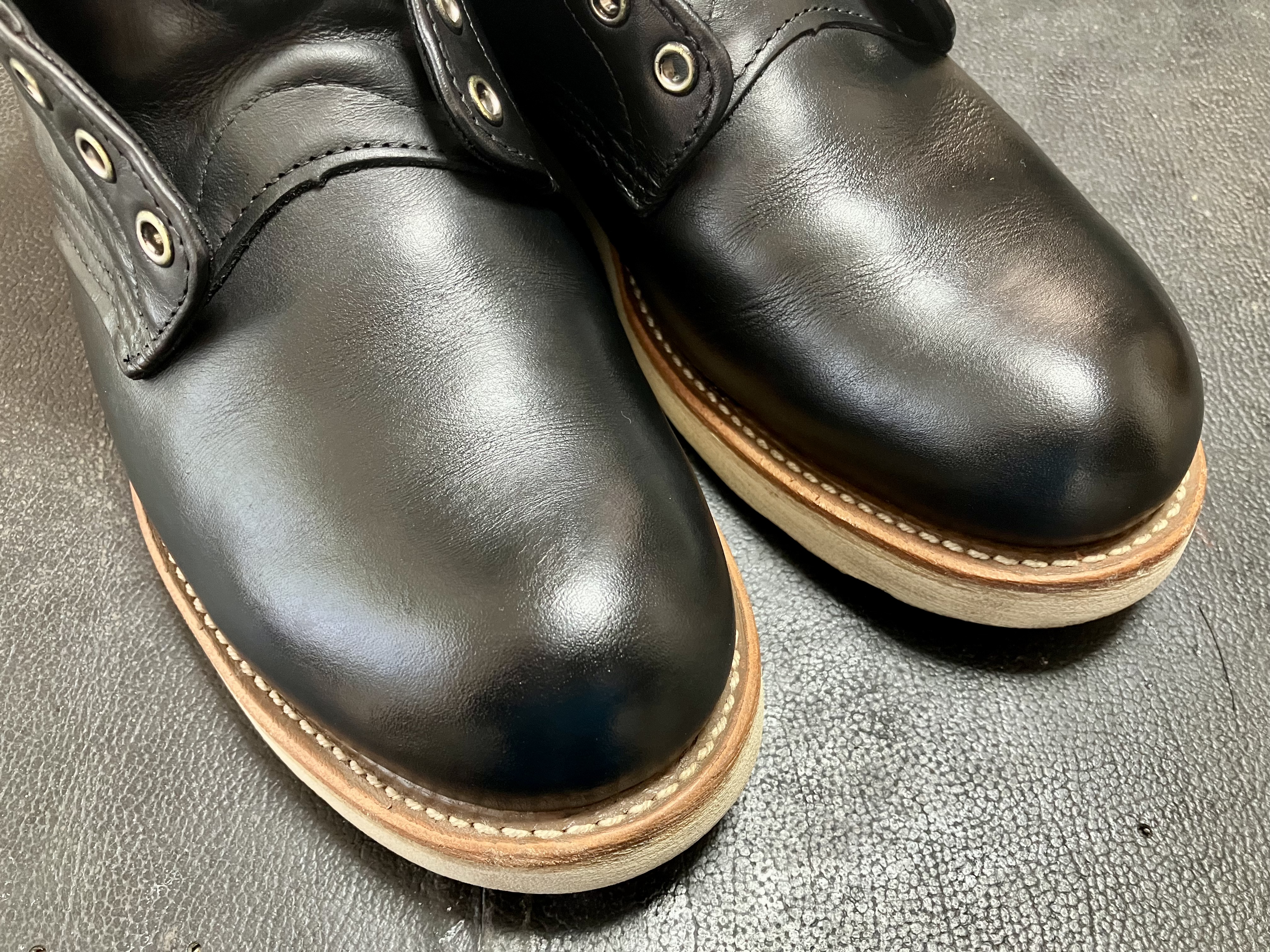 黒色に染め替えしたレッドウィングのつま先